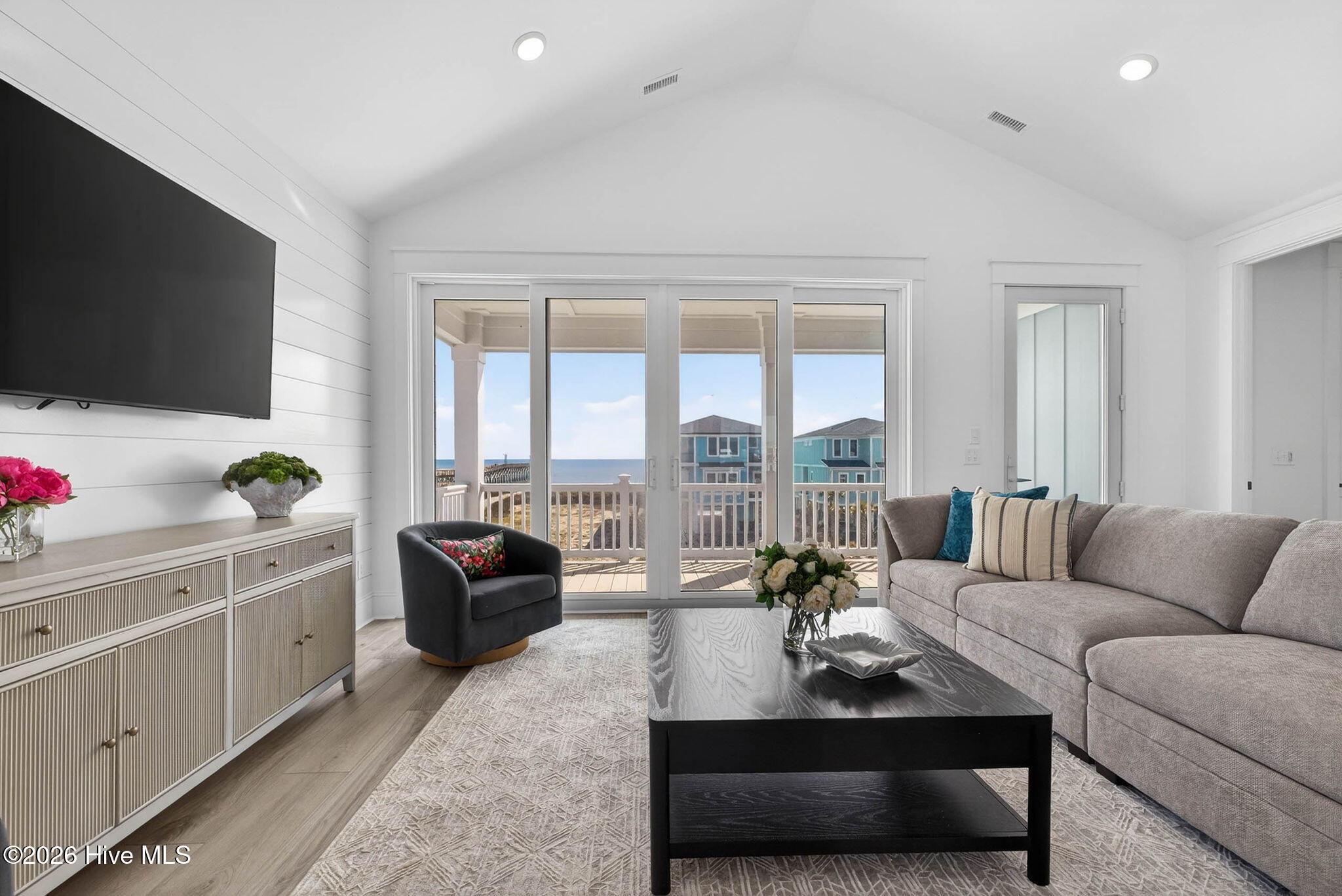 100543300 | Photo 63