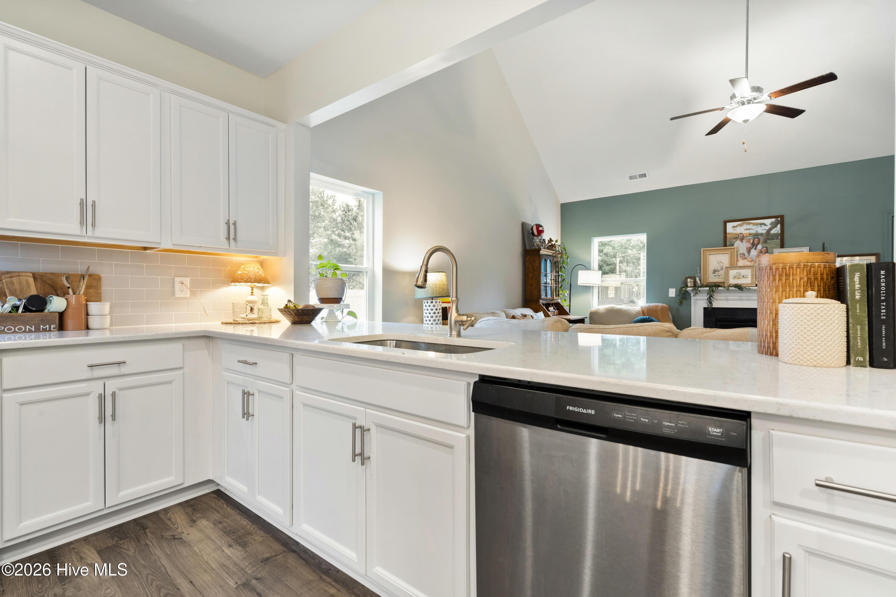 100564295 | Photo 16