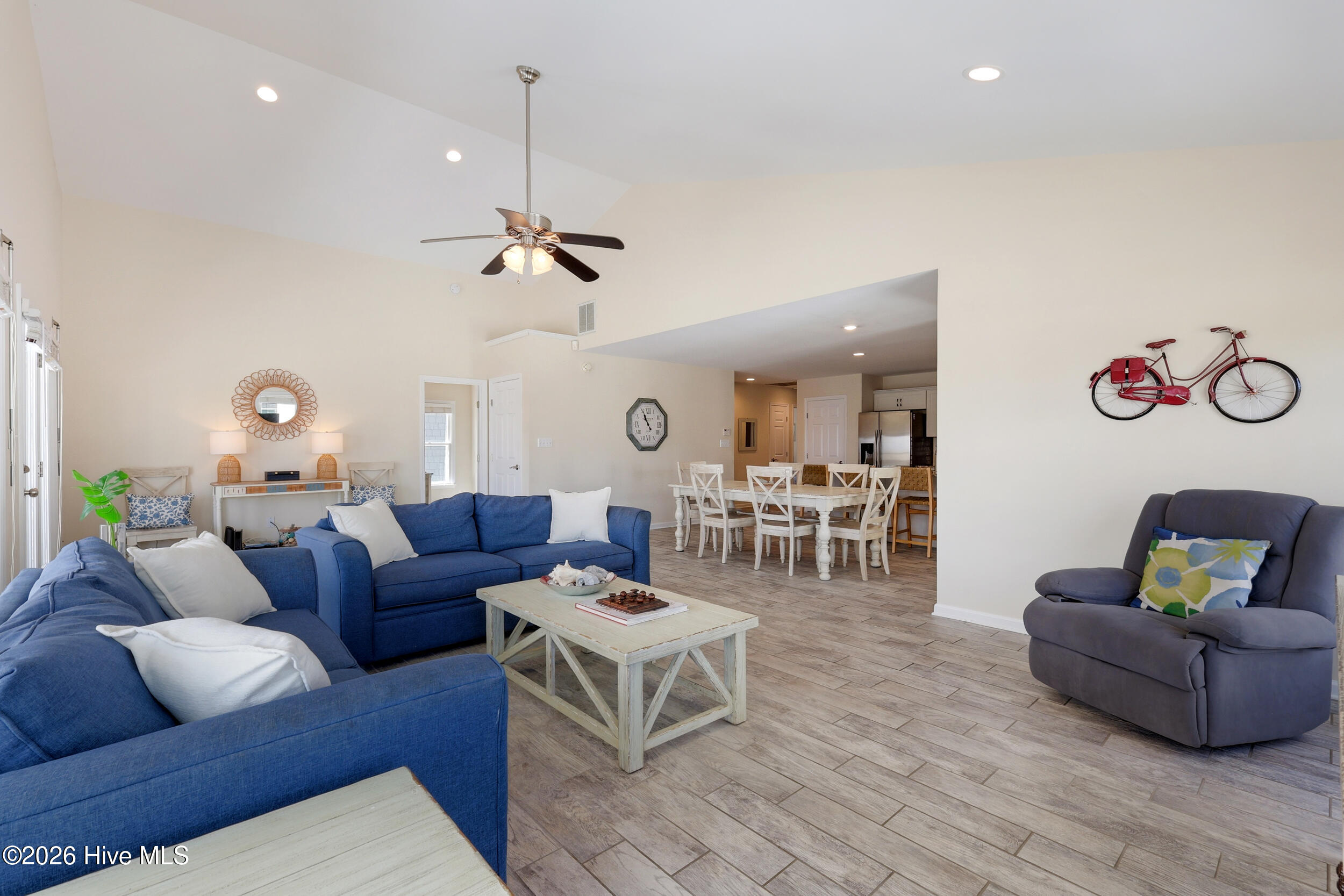 100561472 | Photo 15