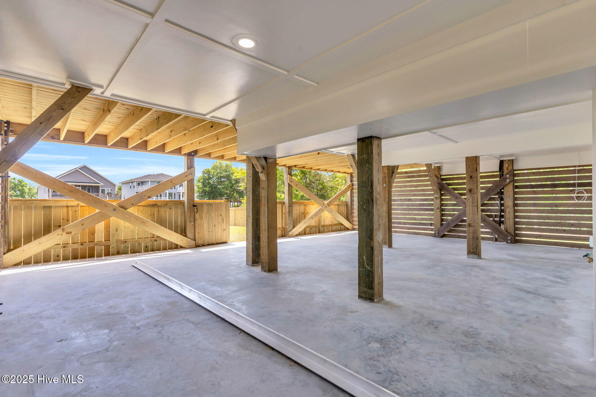 100547120 | Photo 38