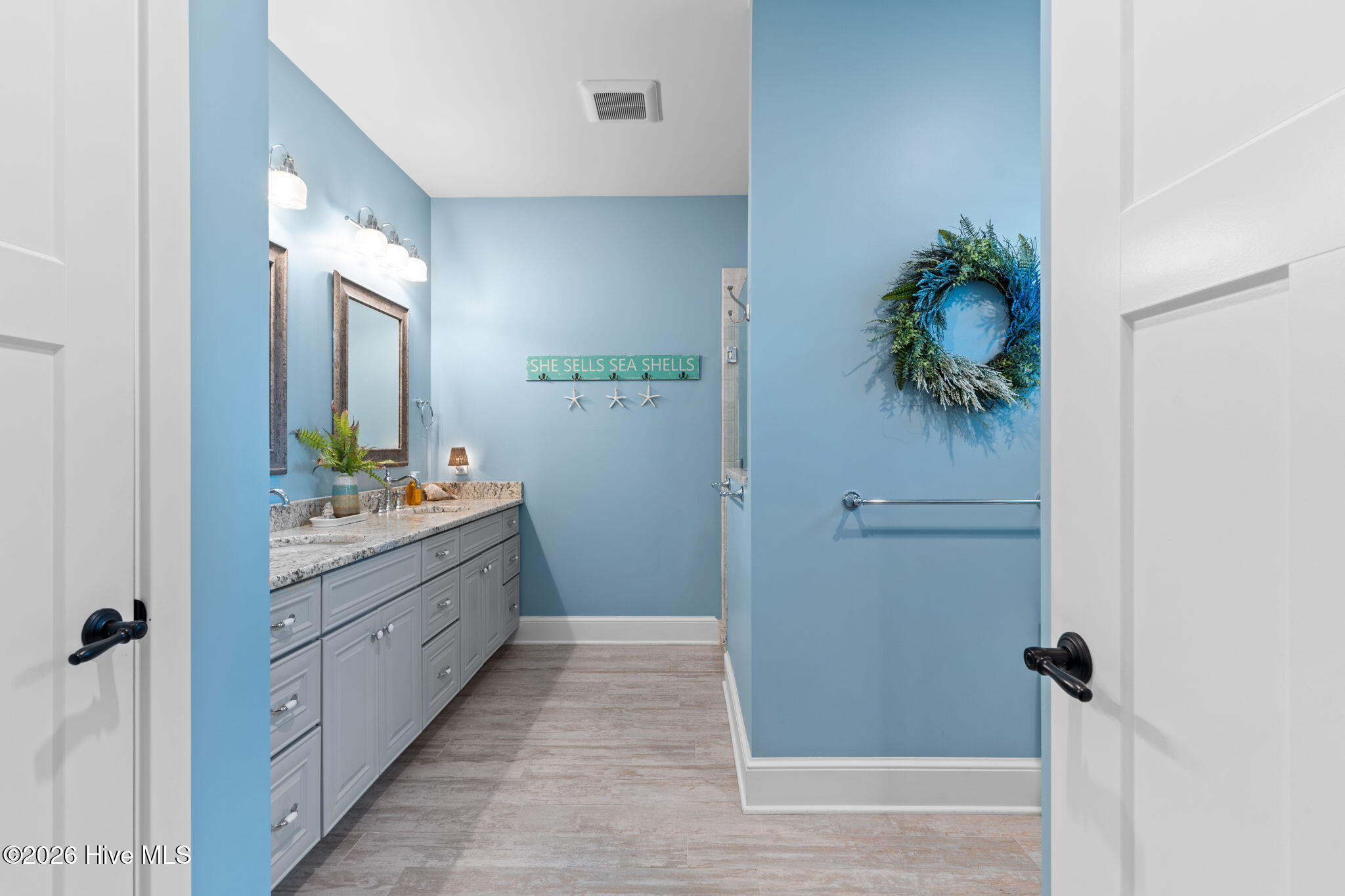 100560975 | Photo 29