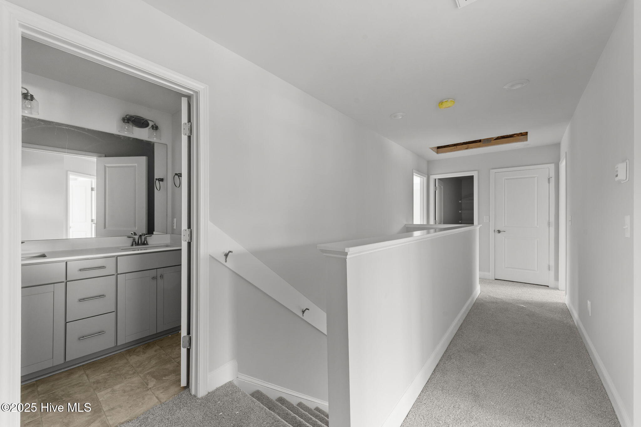 100523810 | Photo 14