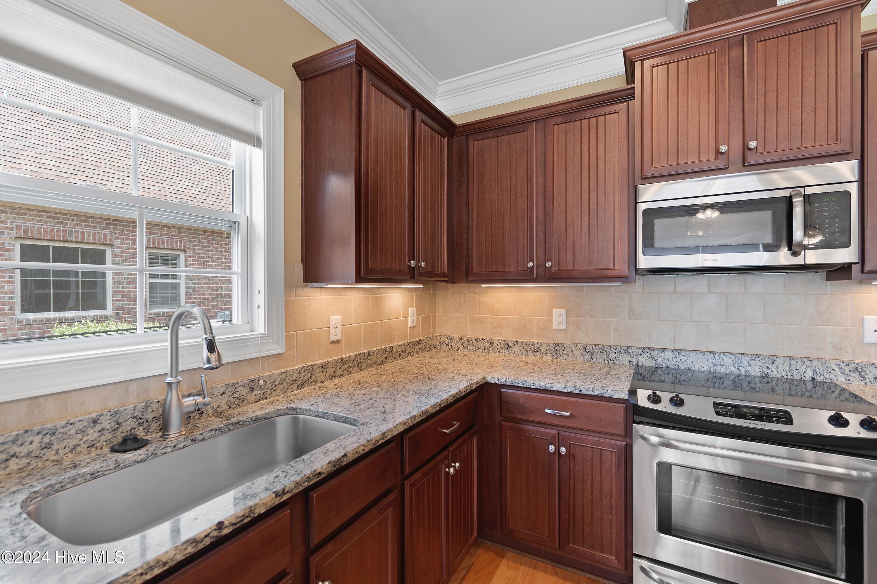 100558312 | Photo 15