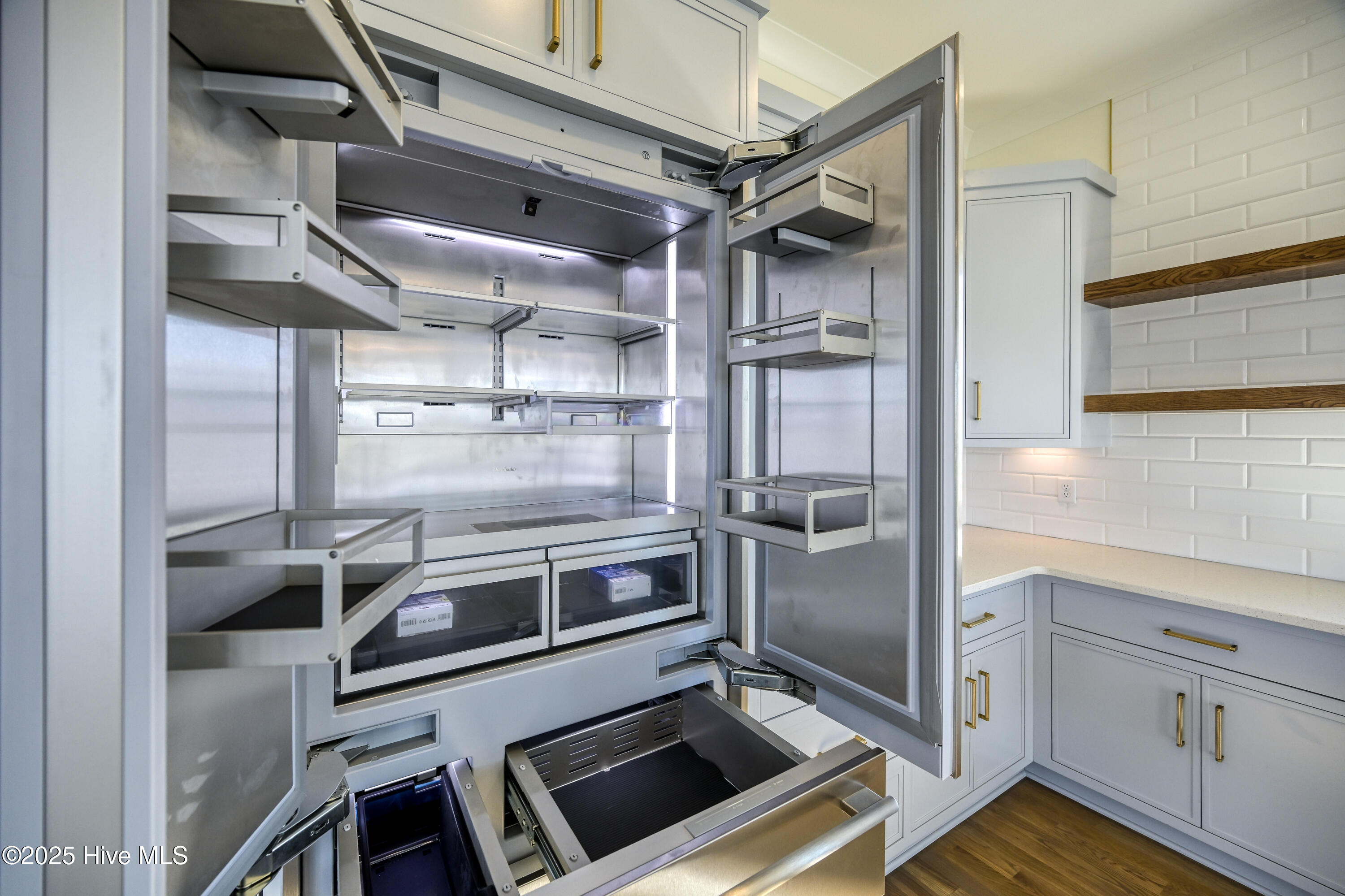 100516070 | Photo 28