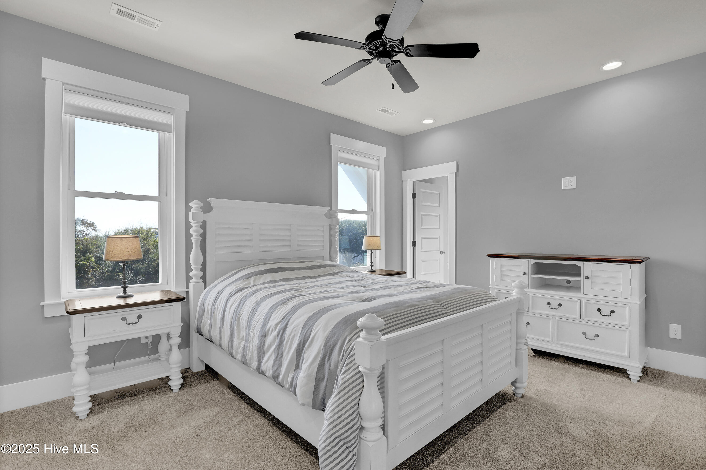 100540247 | Photo 48