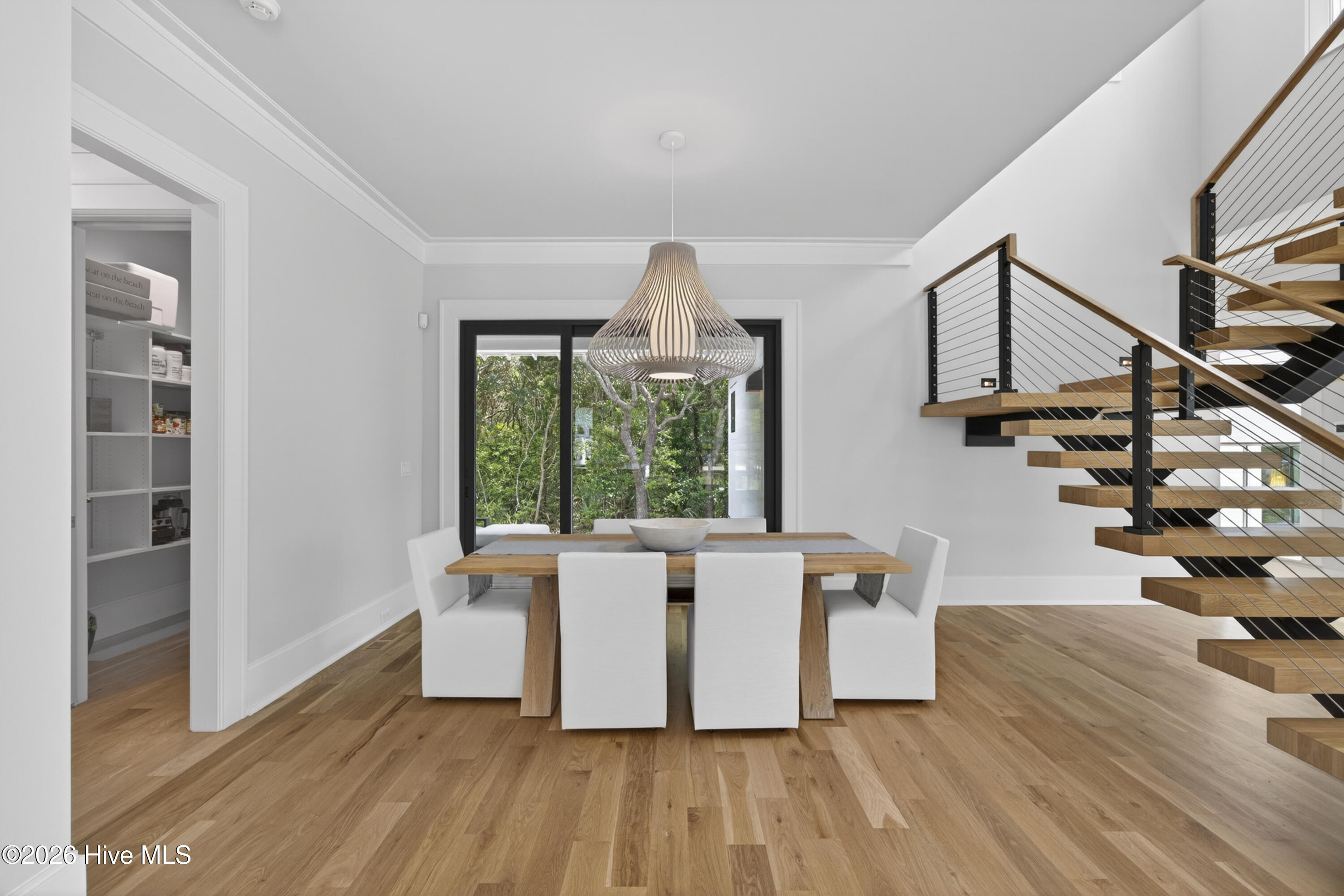 100566186 | Photo 25