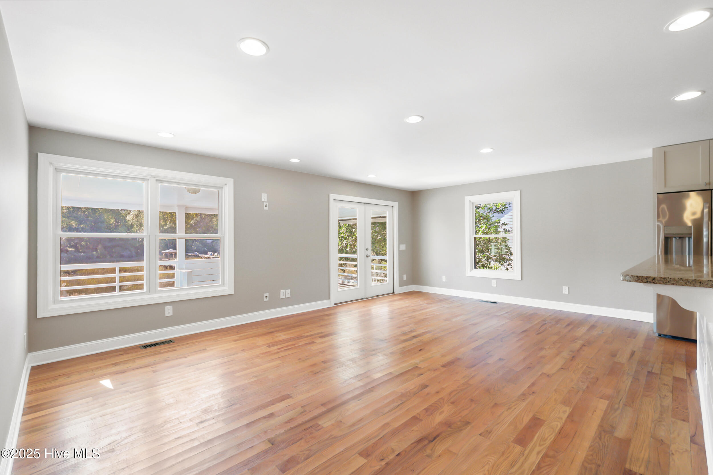 100542075 | Photo 16