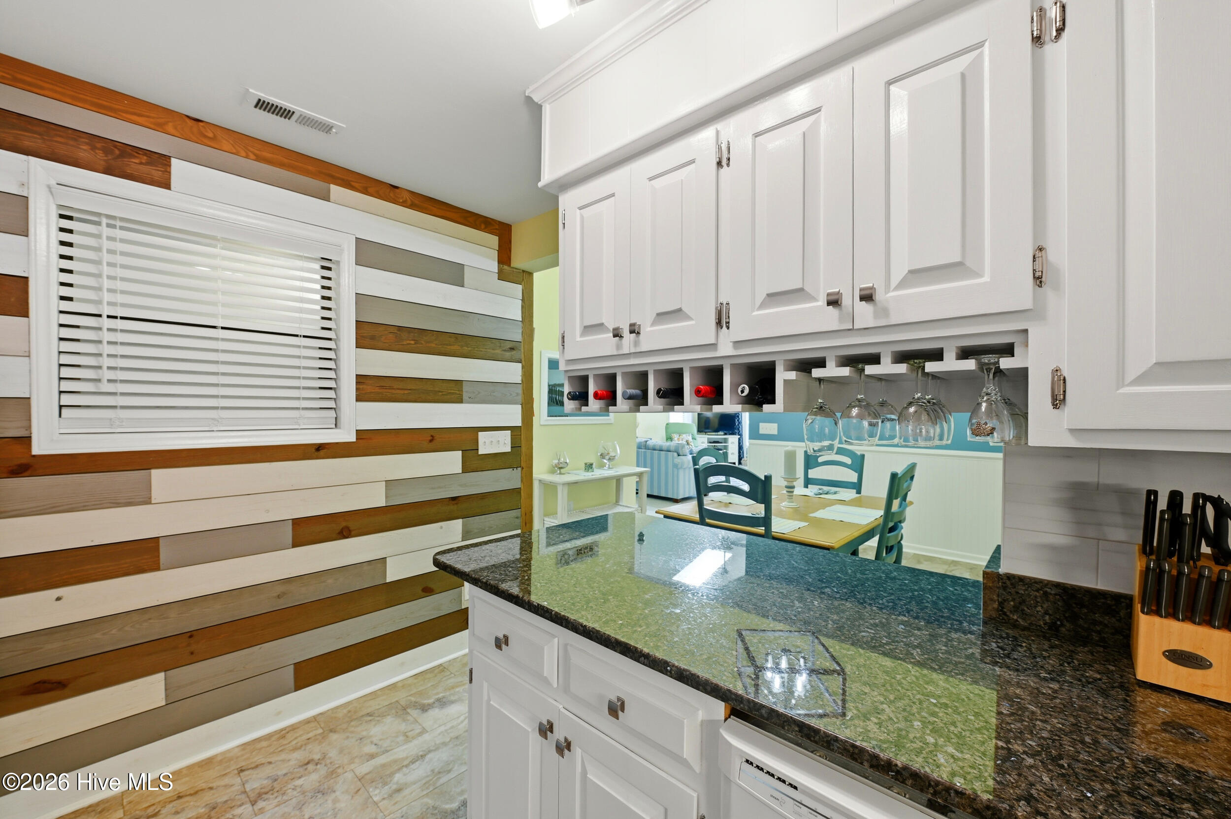 100563285 | Photo 33