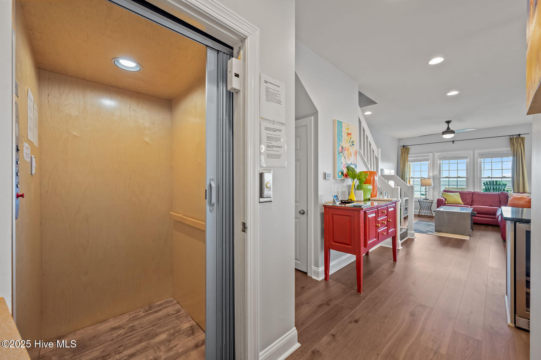 100537355 | Photo 28