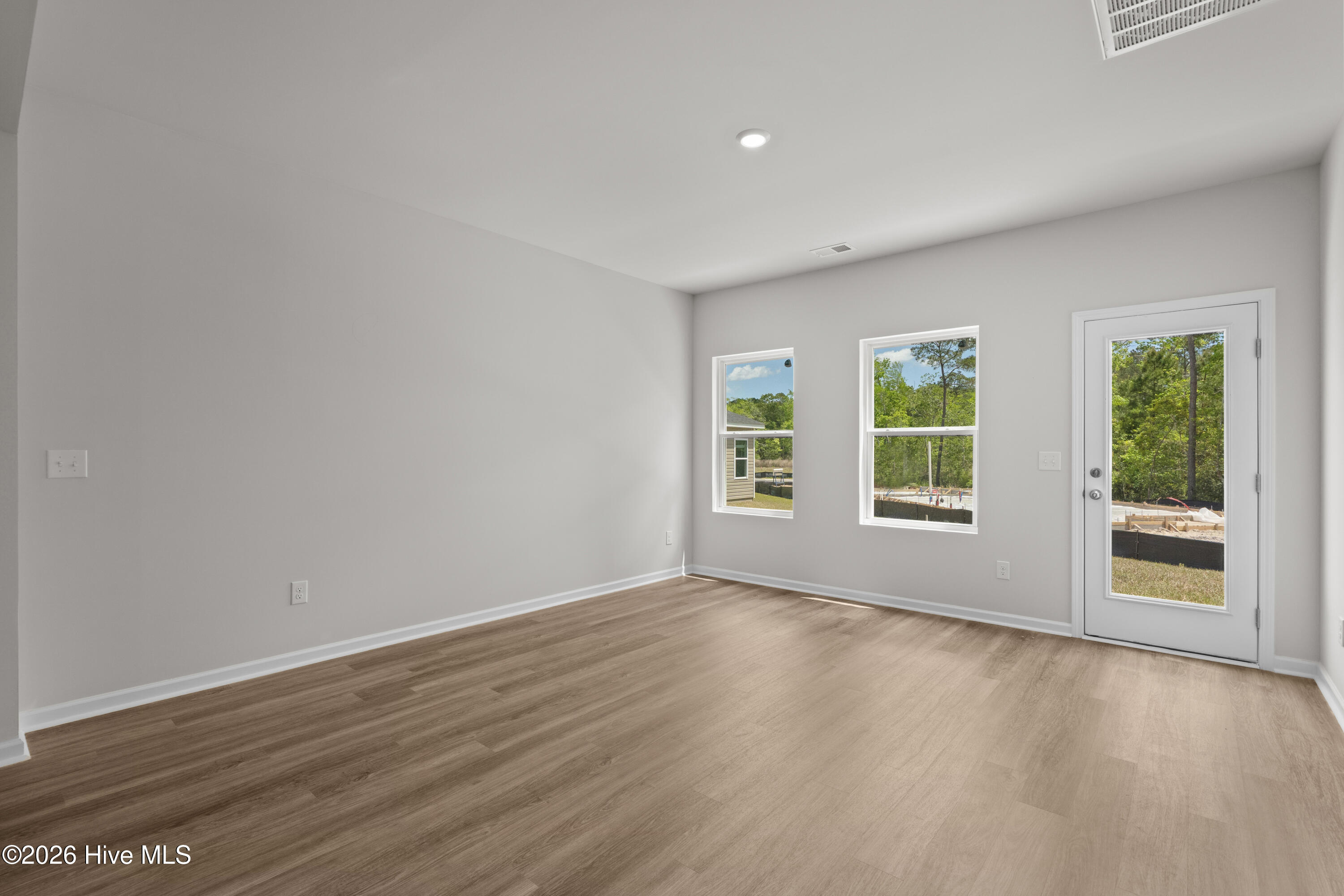 100554673 | Photo 12