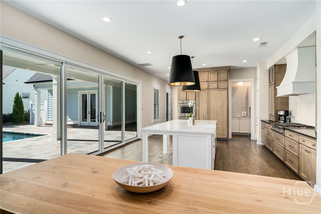 HUGE ISLAND FOR GATHERINGS AND ENTERTAINING