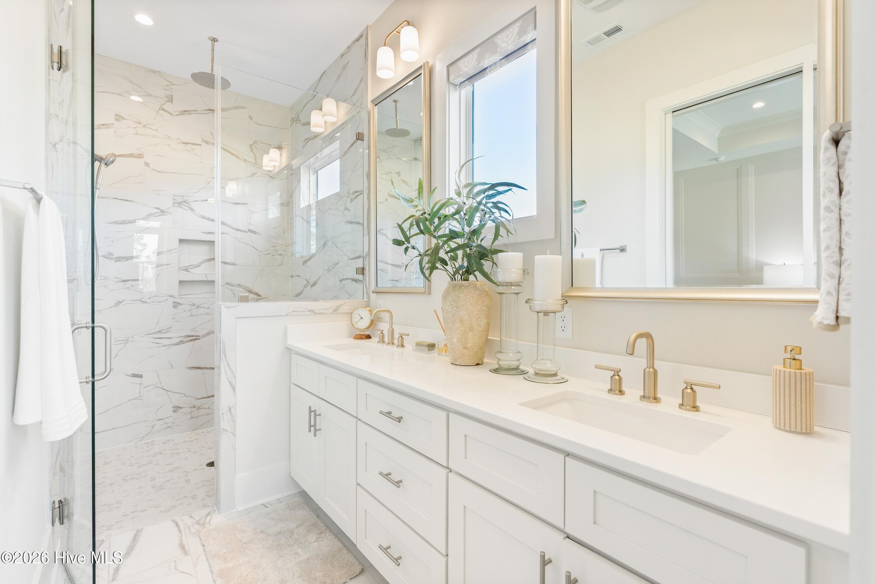 100546830 | Photo 45