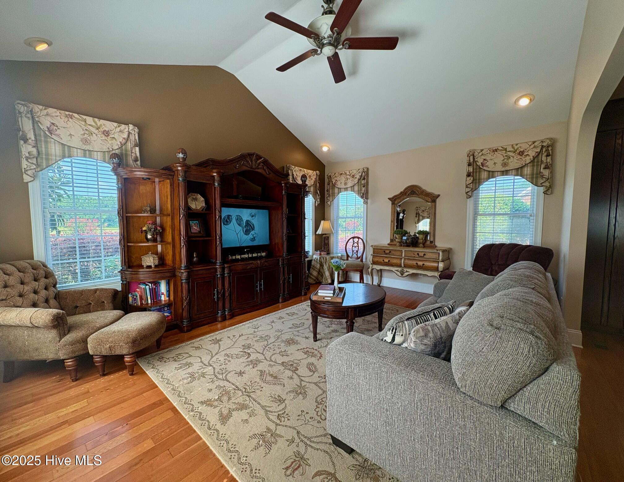 100518479 | Photo 24