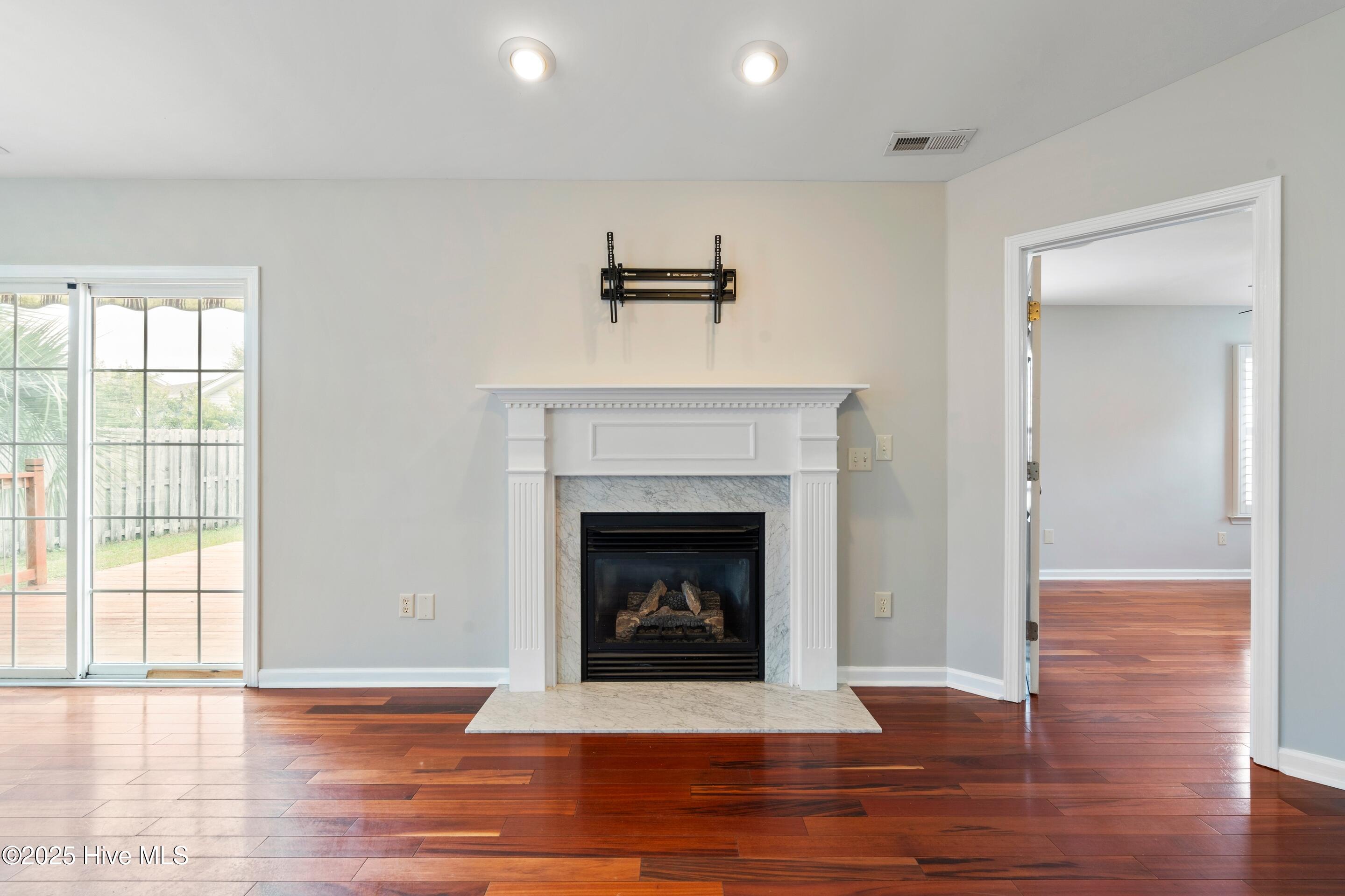 100538877 | Photo 46