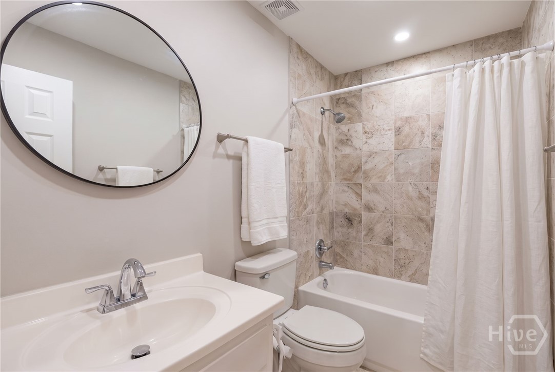 Bathroom (Unit 152)