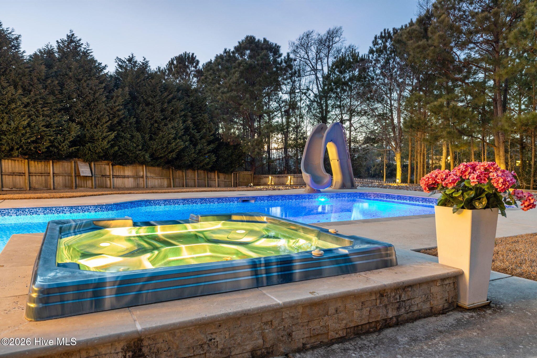 100554627 | Photo 38