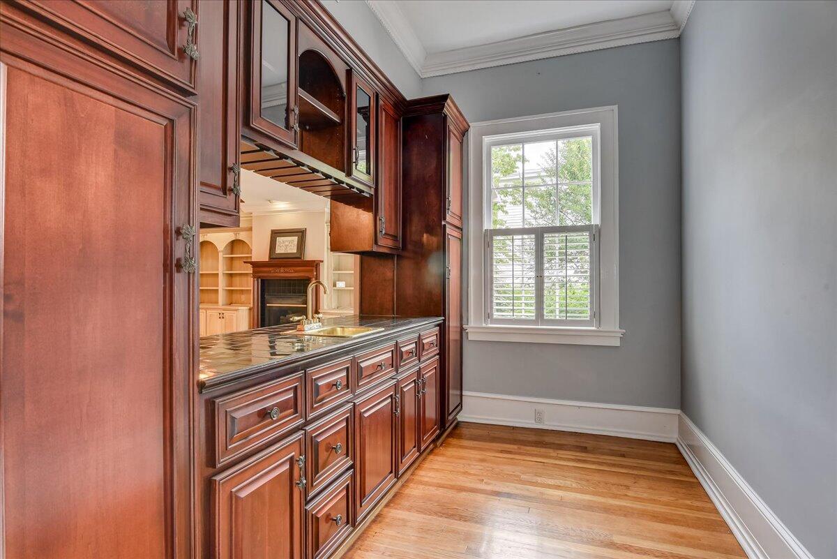 bar/pantry