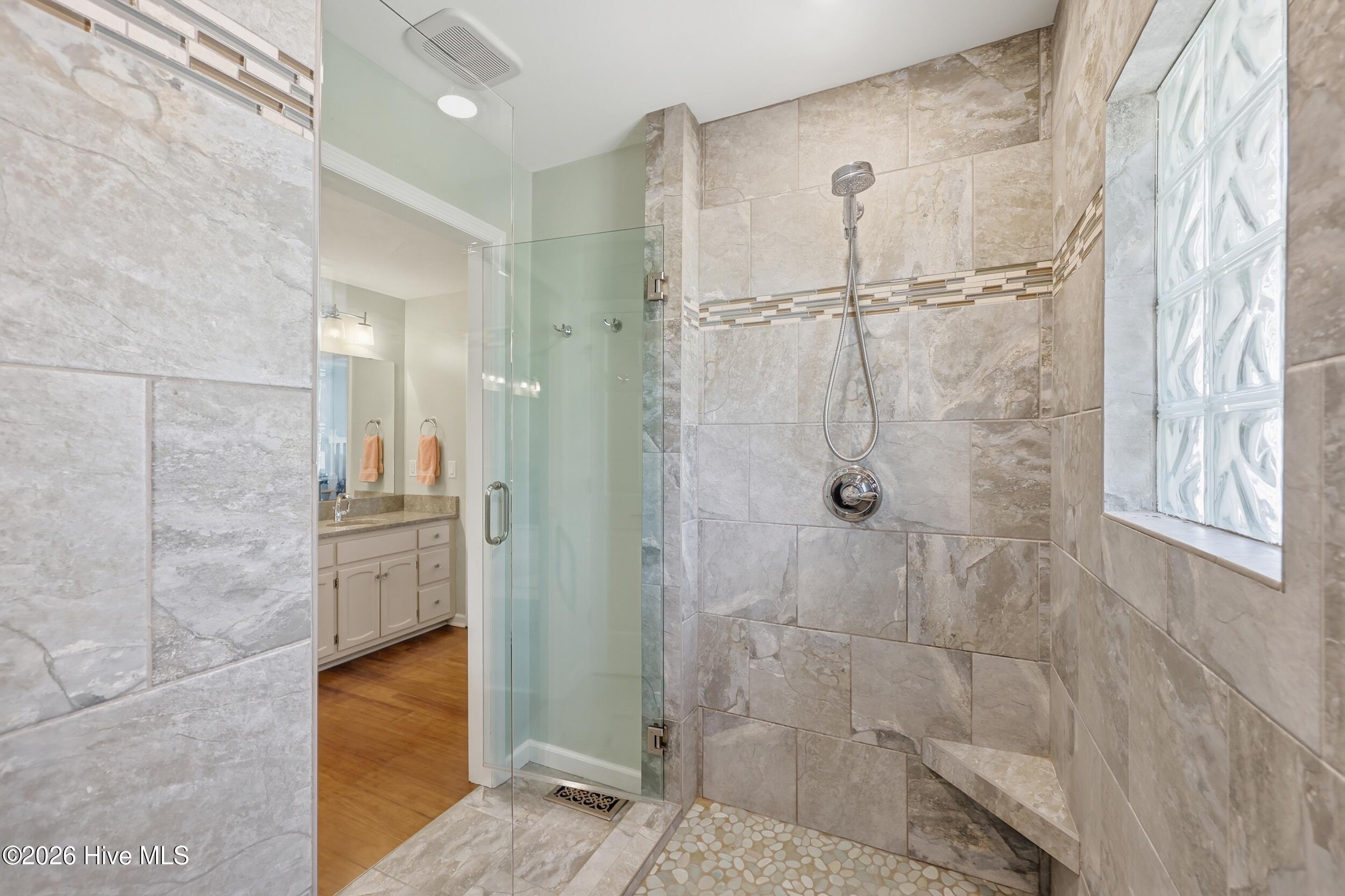 100566184 | Photo 18