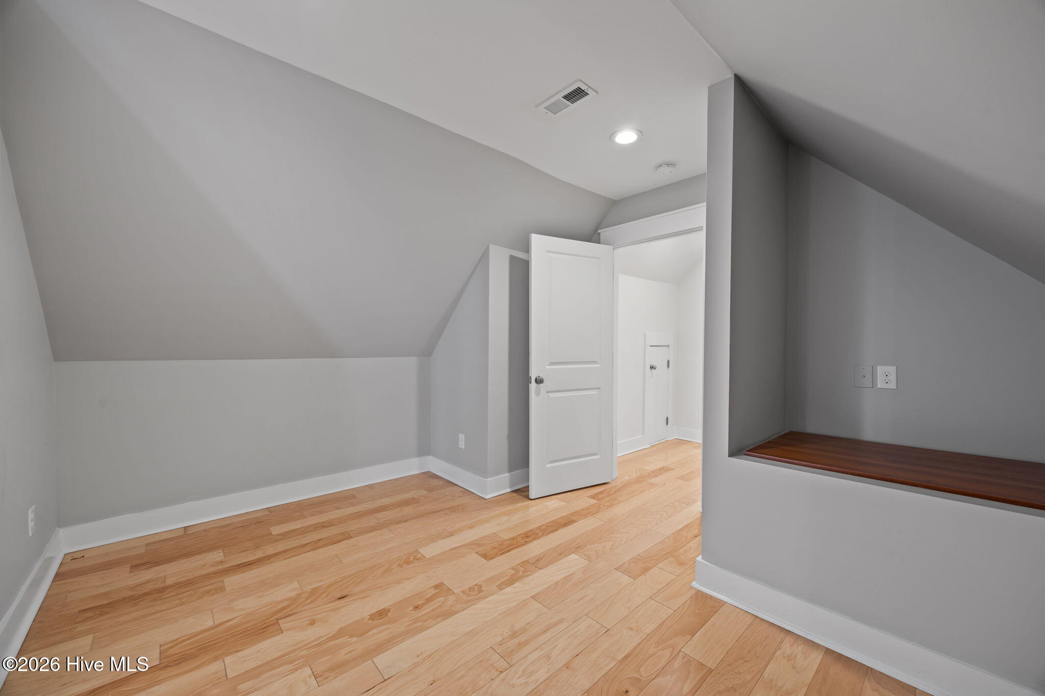 100558576 | Photo 51