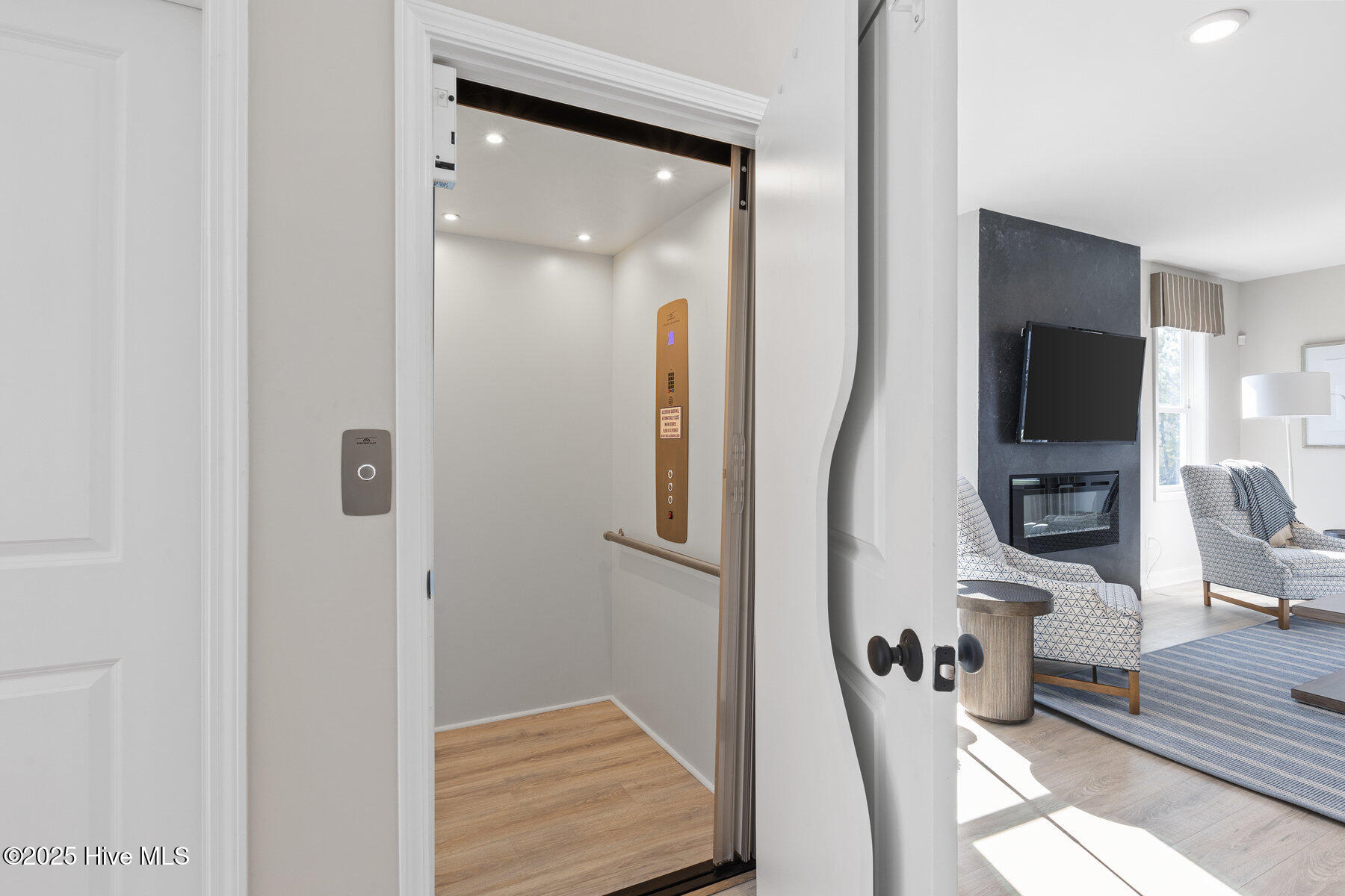 100534018 | Photo 34