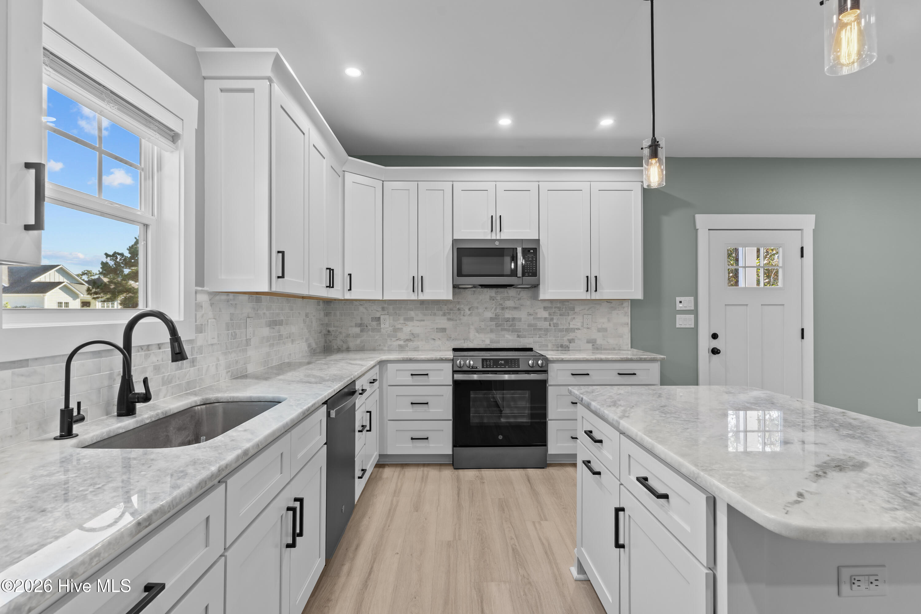 100548399 | Photo 27