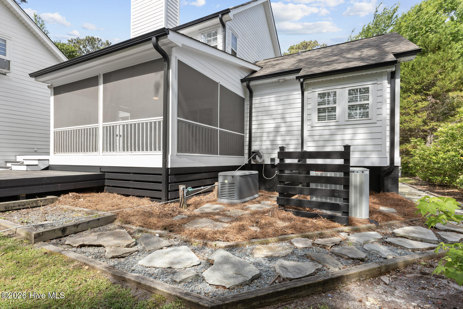 100569189 | Photo 51