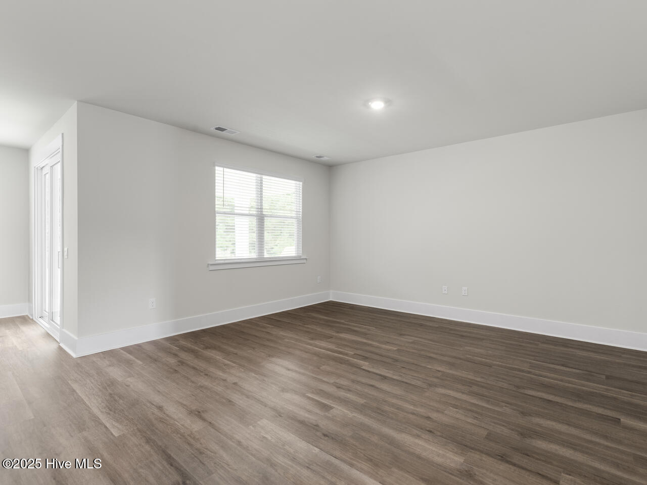 100566279 | Photo 15