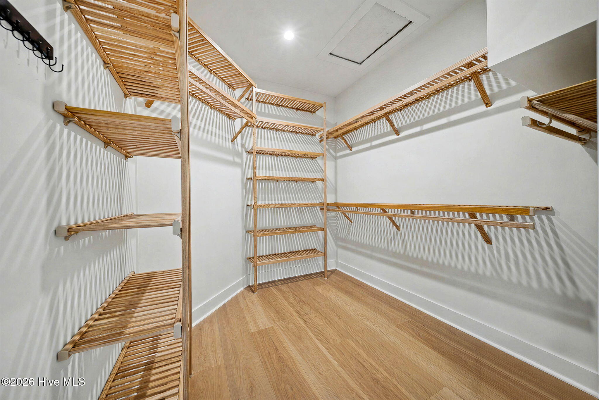 100563289 | Photo 25