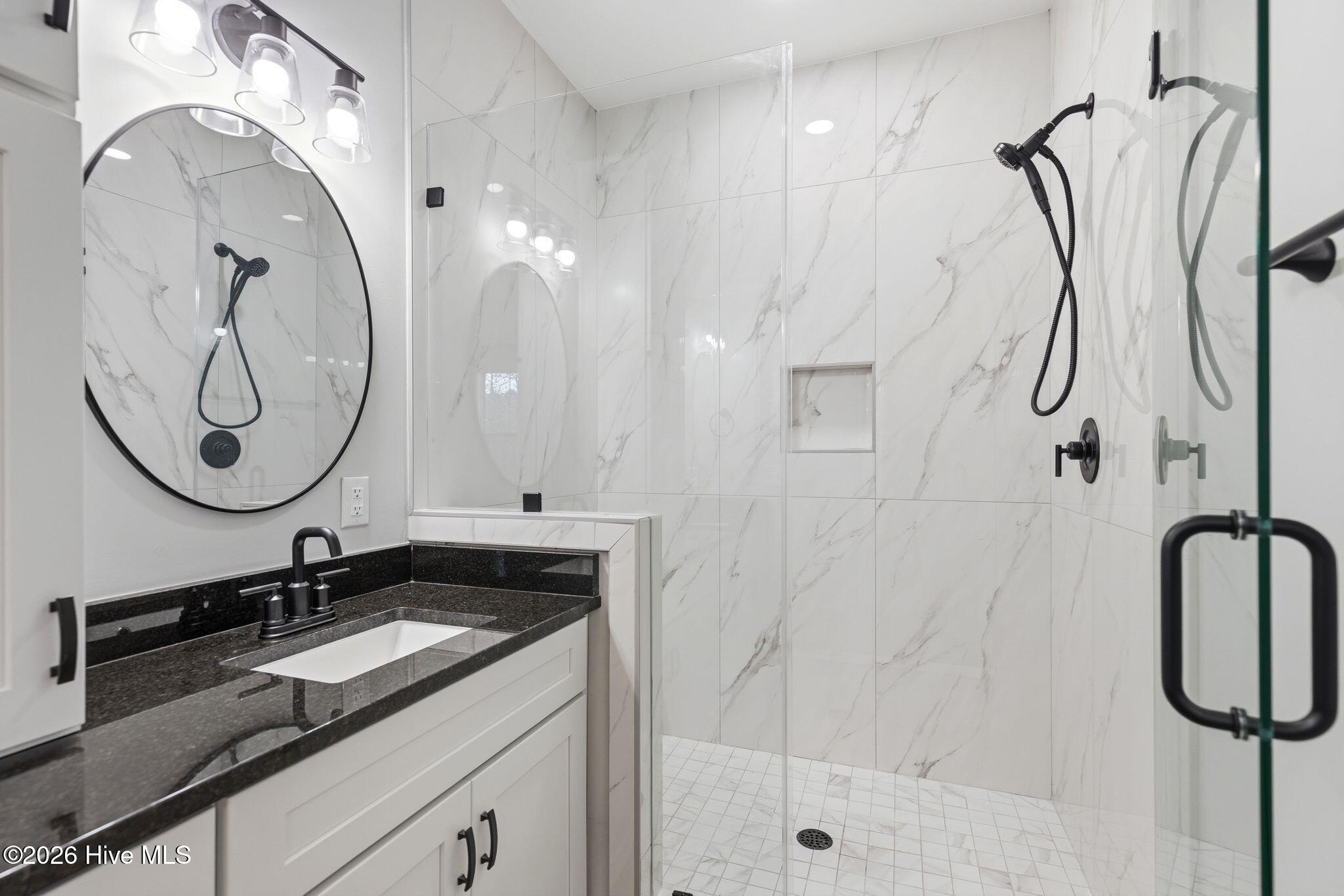 100559286 | Photo 24