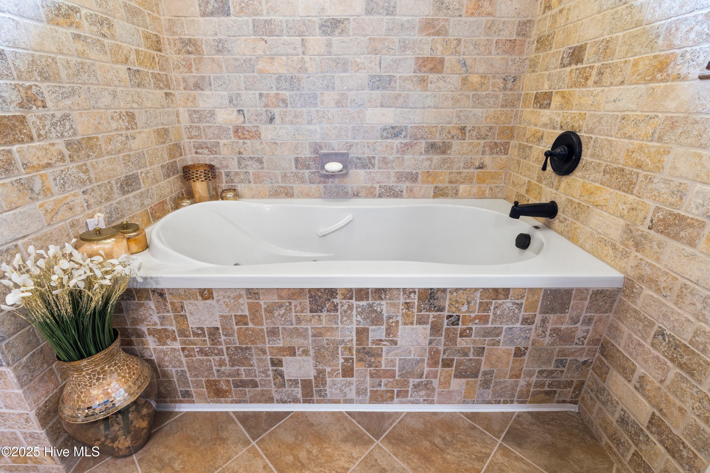 100517079 | Photo 46