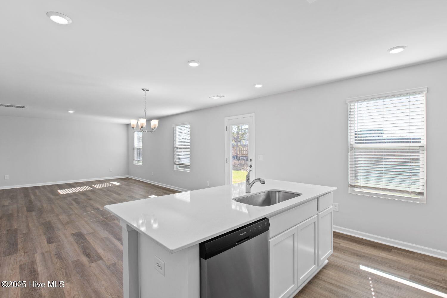 100538604 | Photo 12