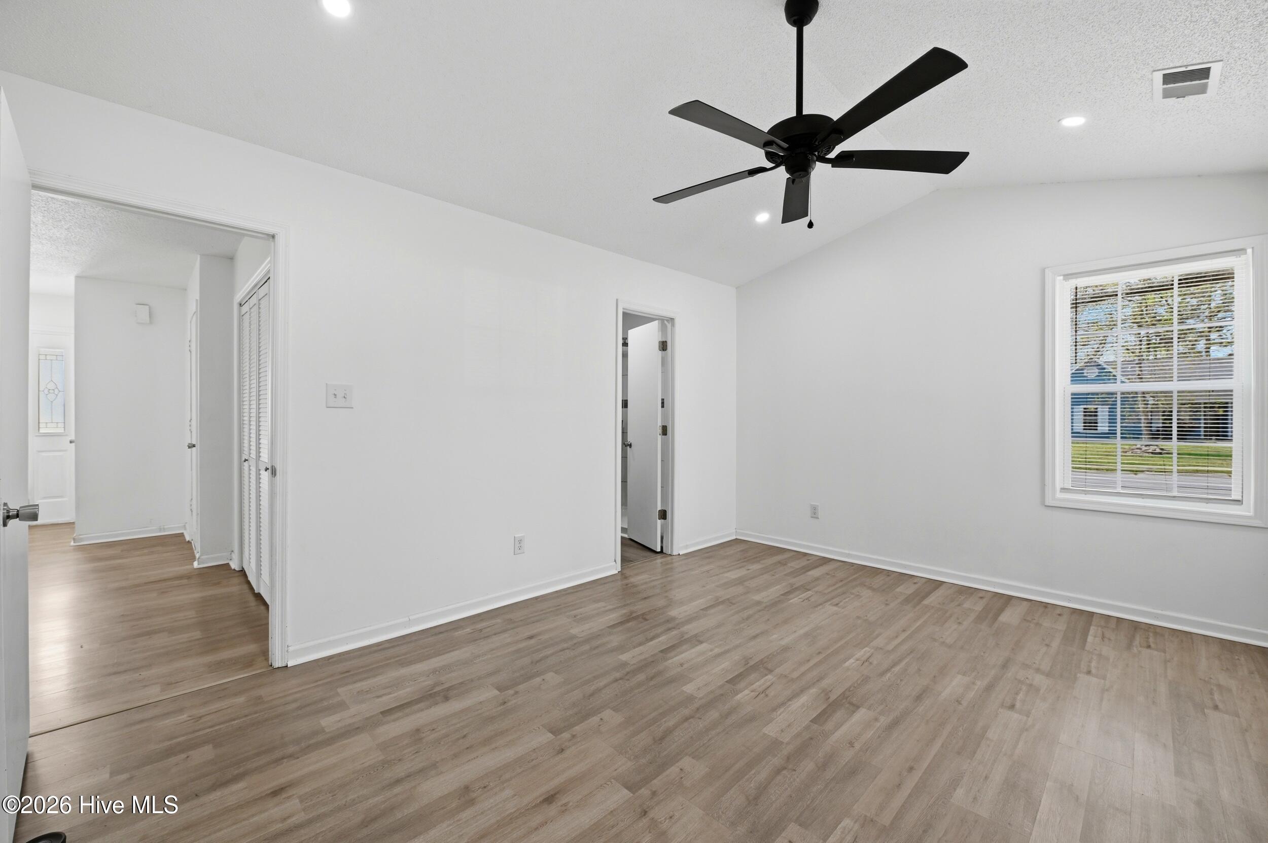 100562899 | Photo 12