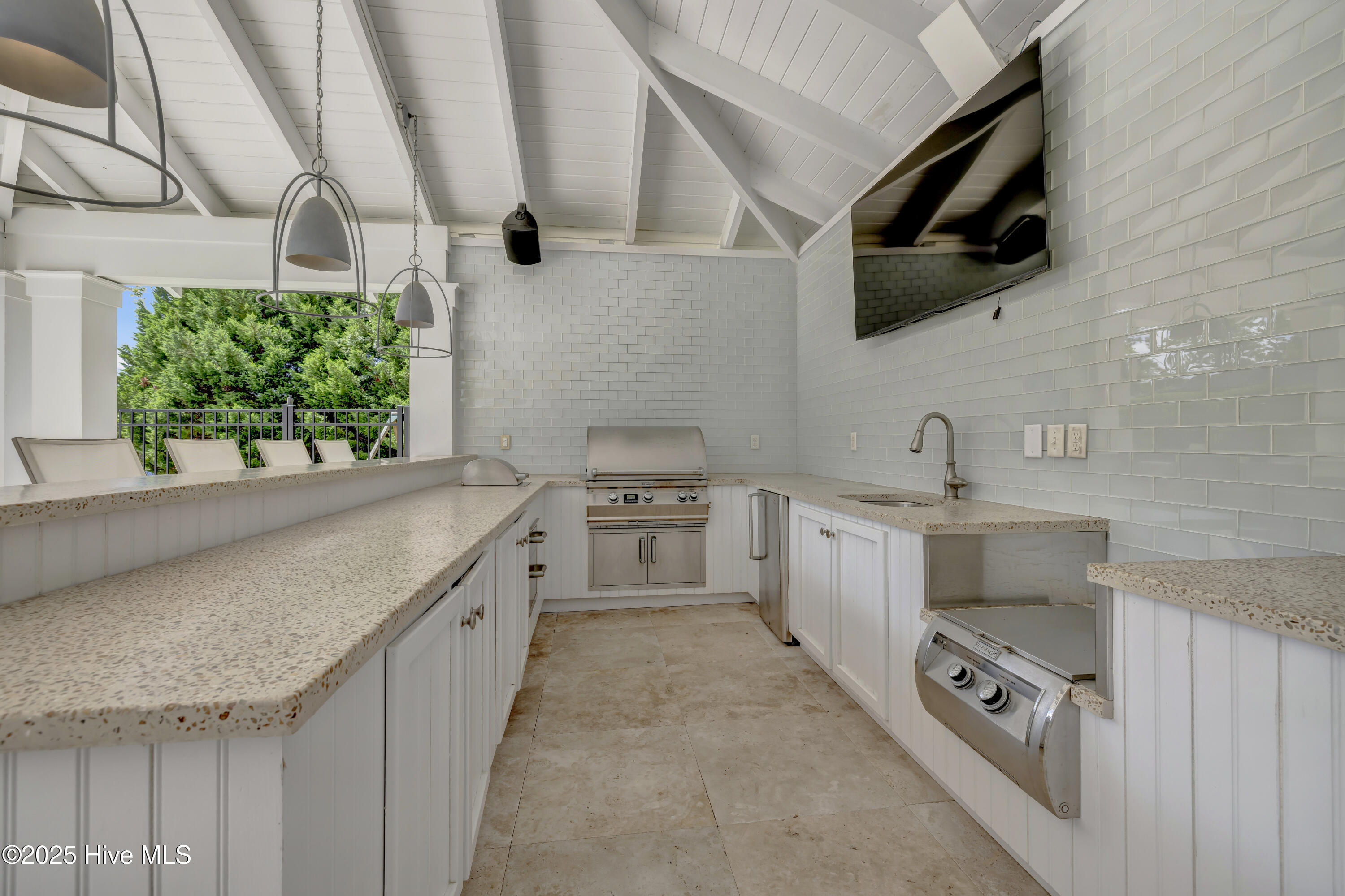 100519719 | Photo 44