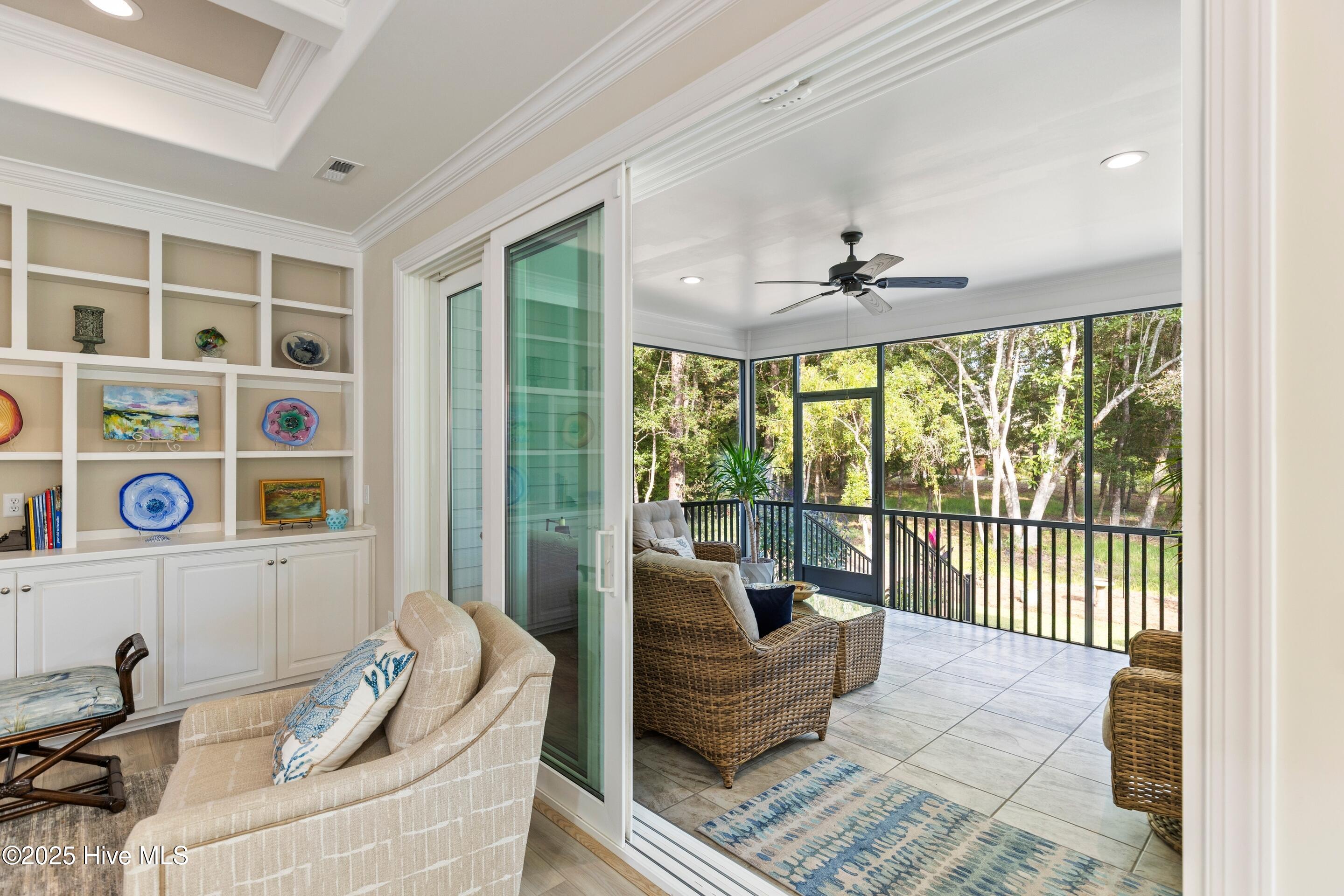 100558361 | Photo 23