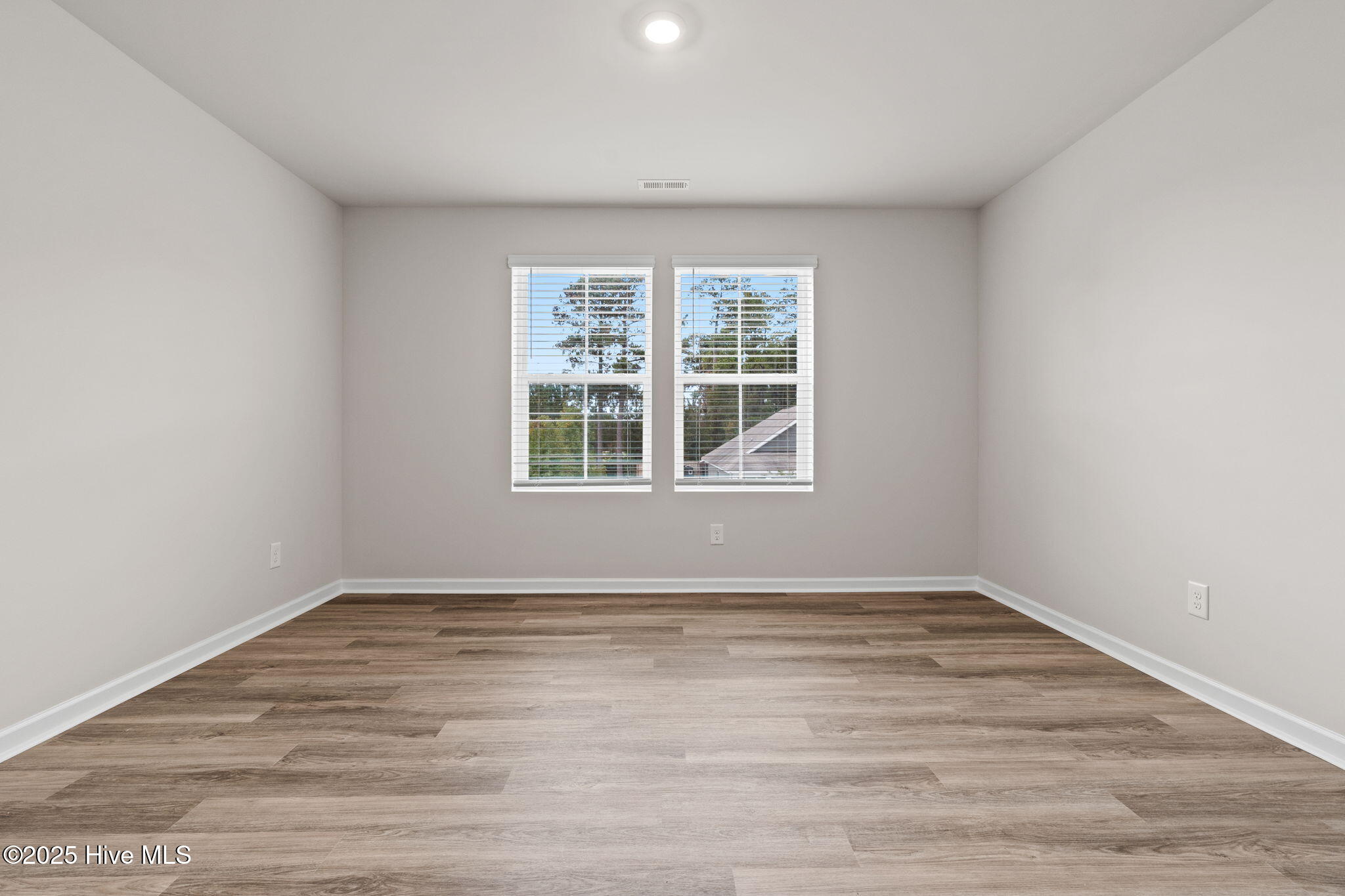 100506645 | Photo 23