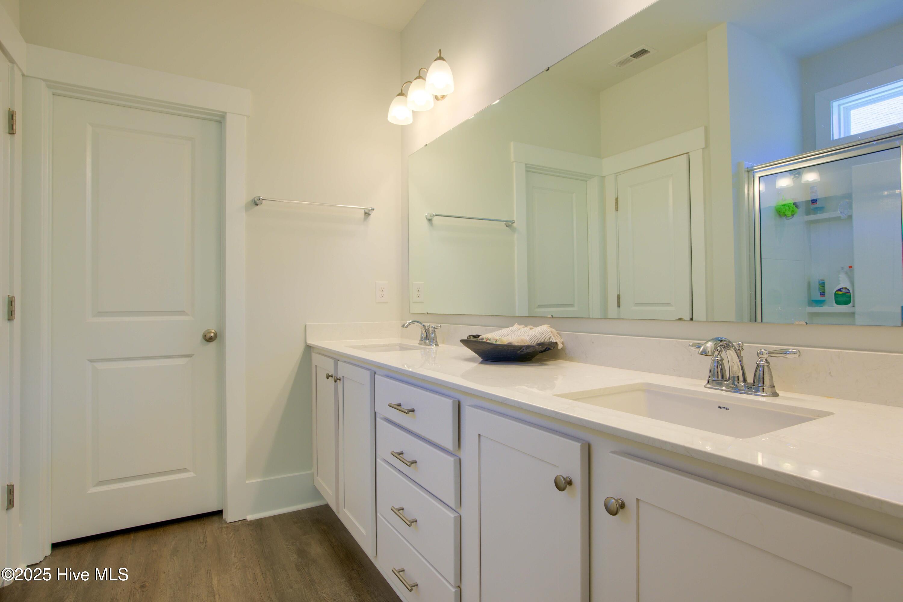 100564449 | Photo 16