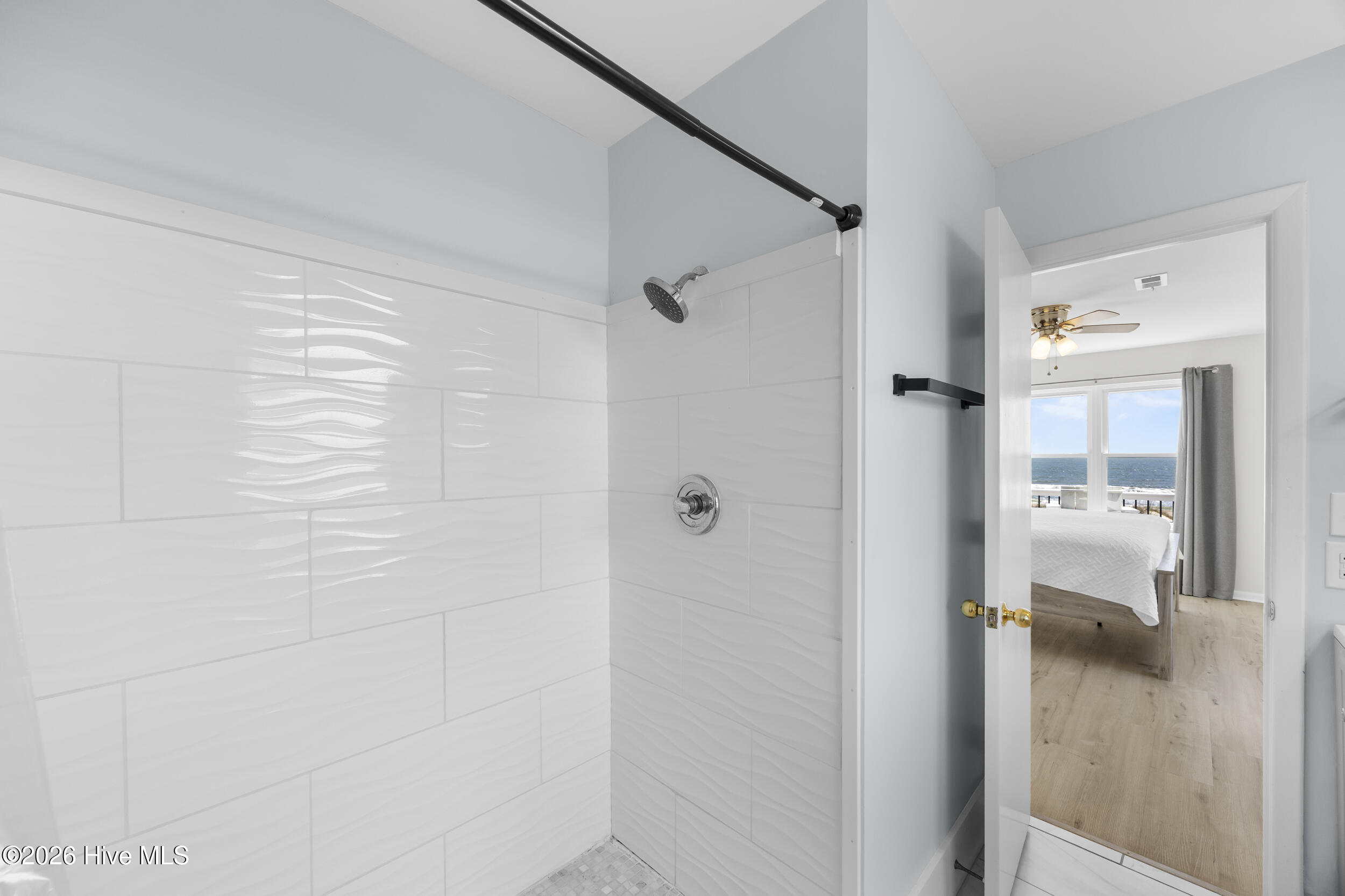 100561648 | Photo 25