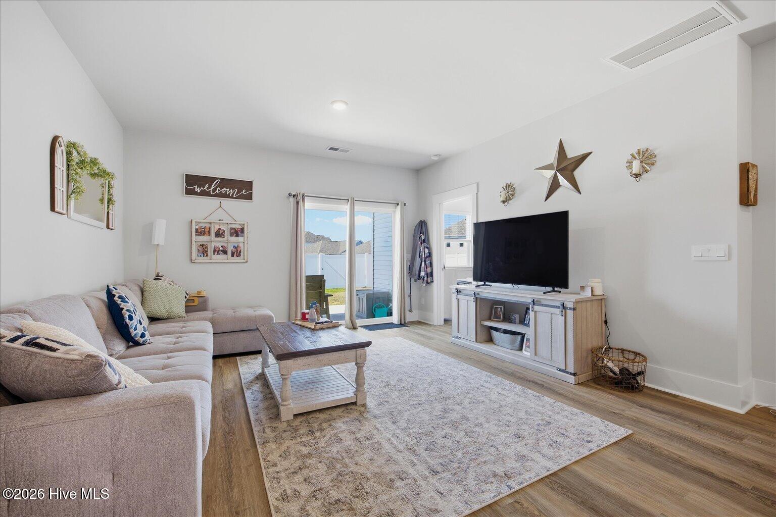 100568001 | Photo 29