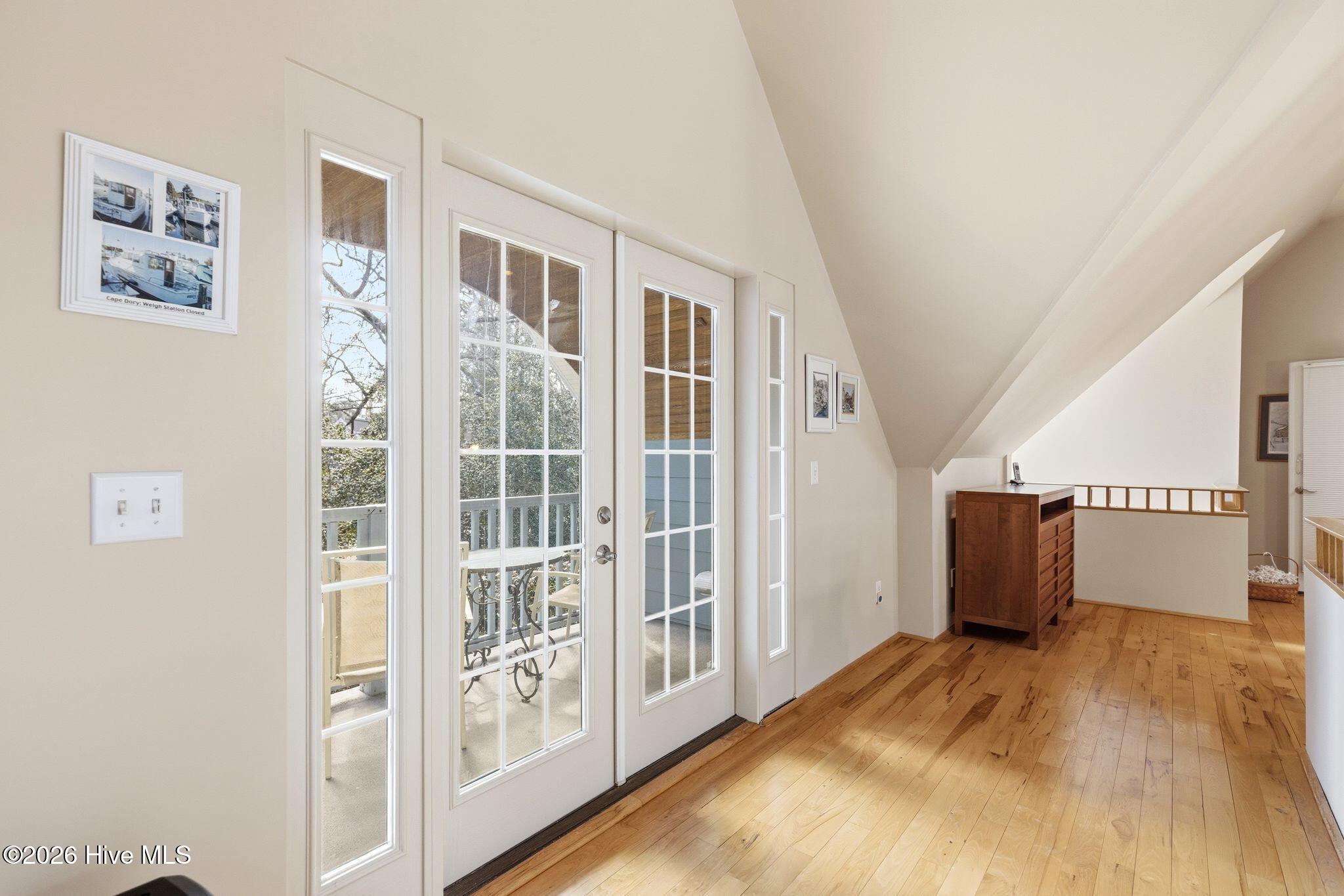 100555834 | Photo 95