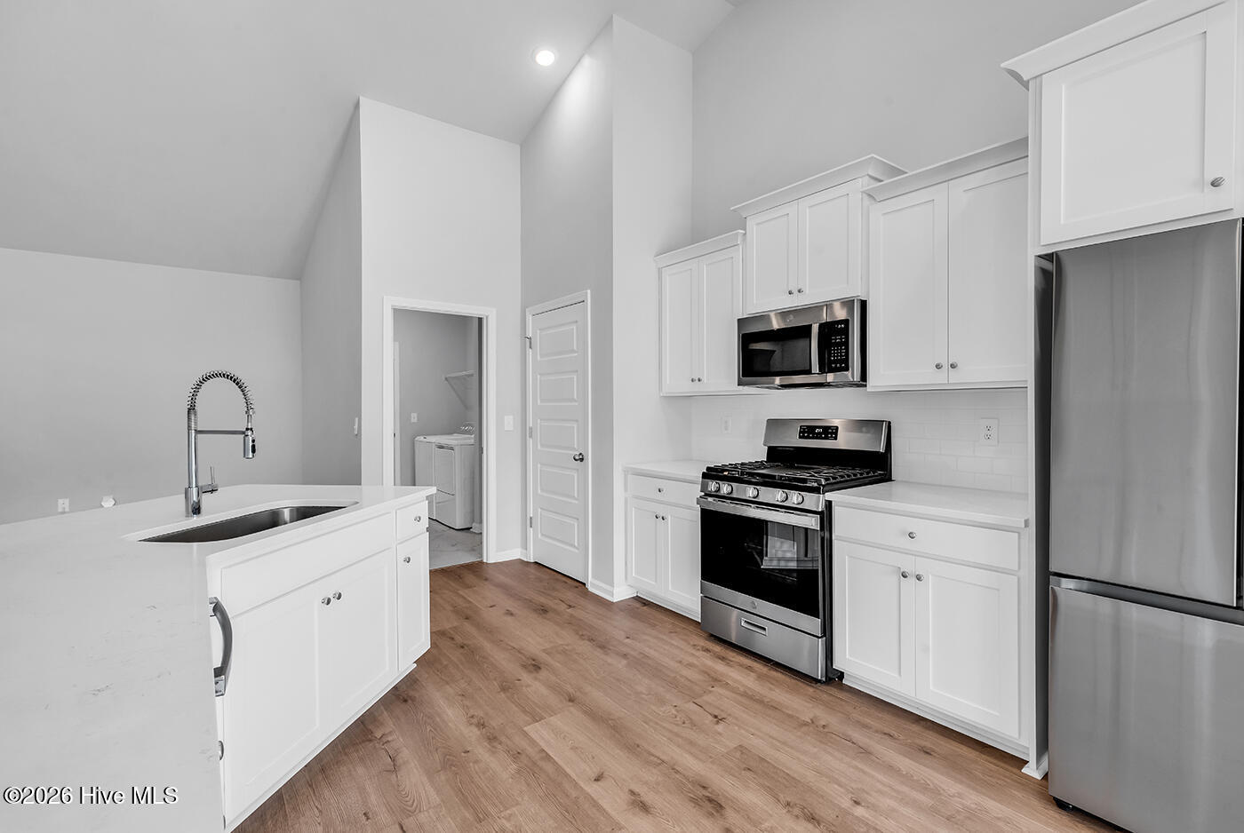 100560005 | Photo 18