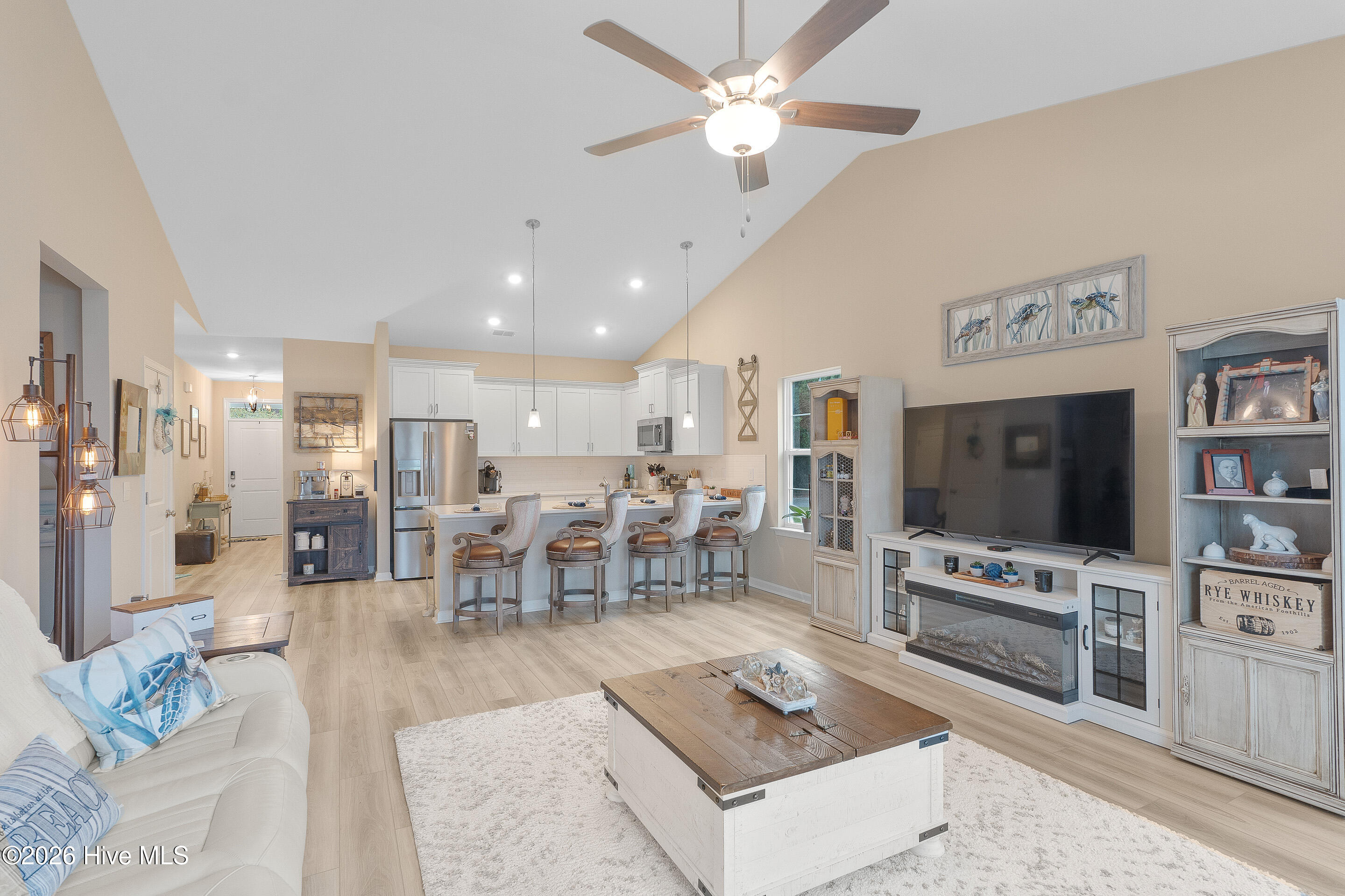 100561089 | Photo 15