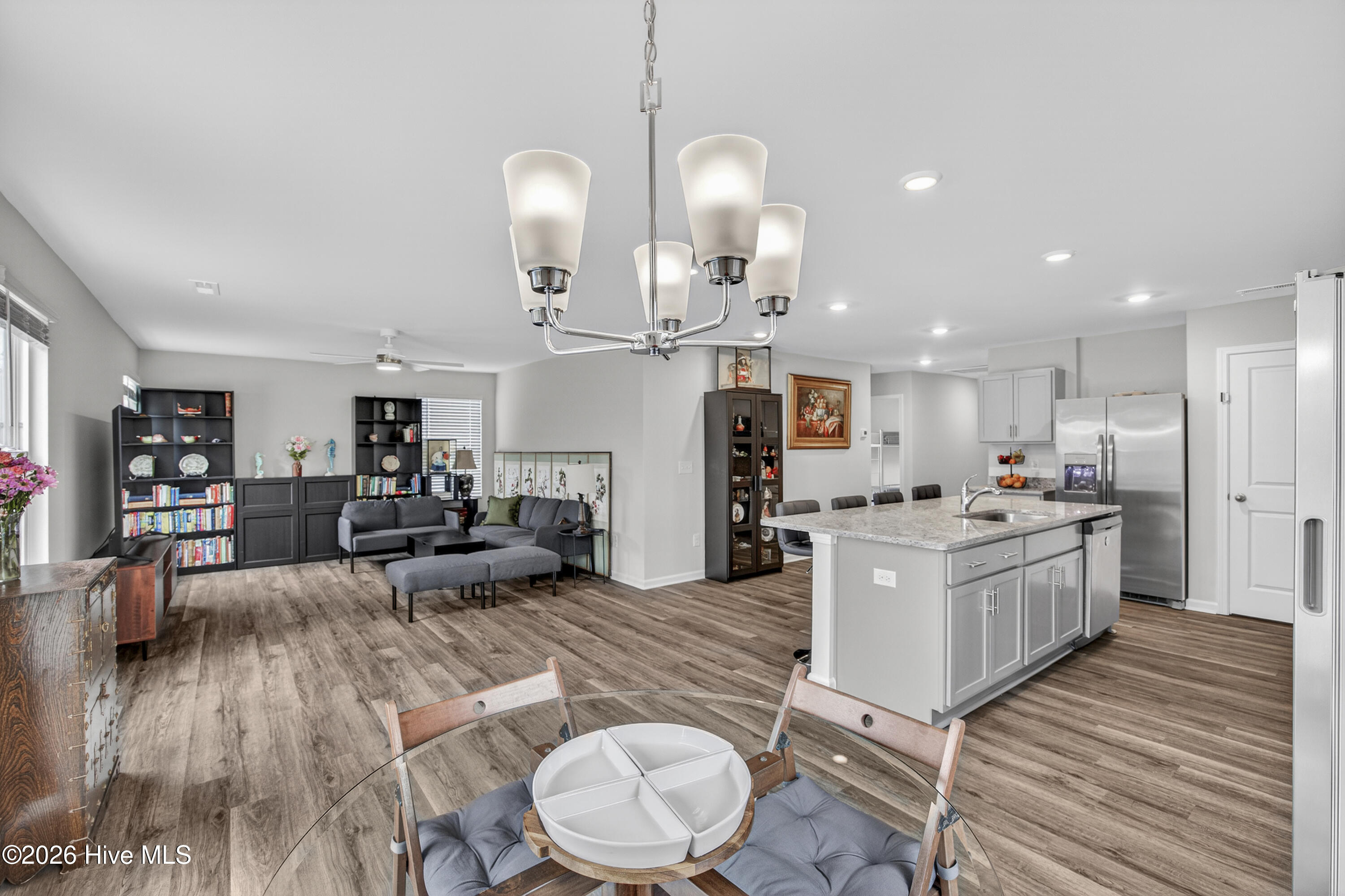 100560520 | Photo 23