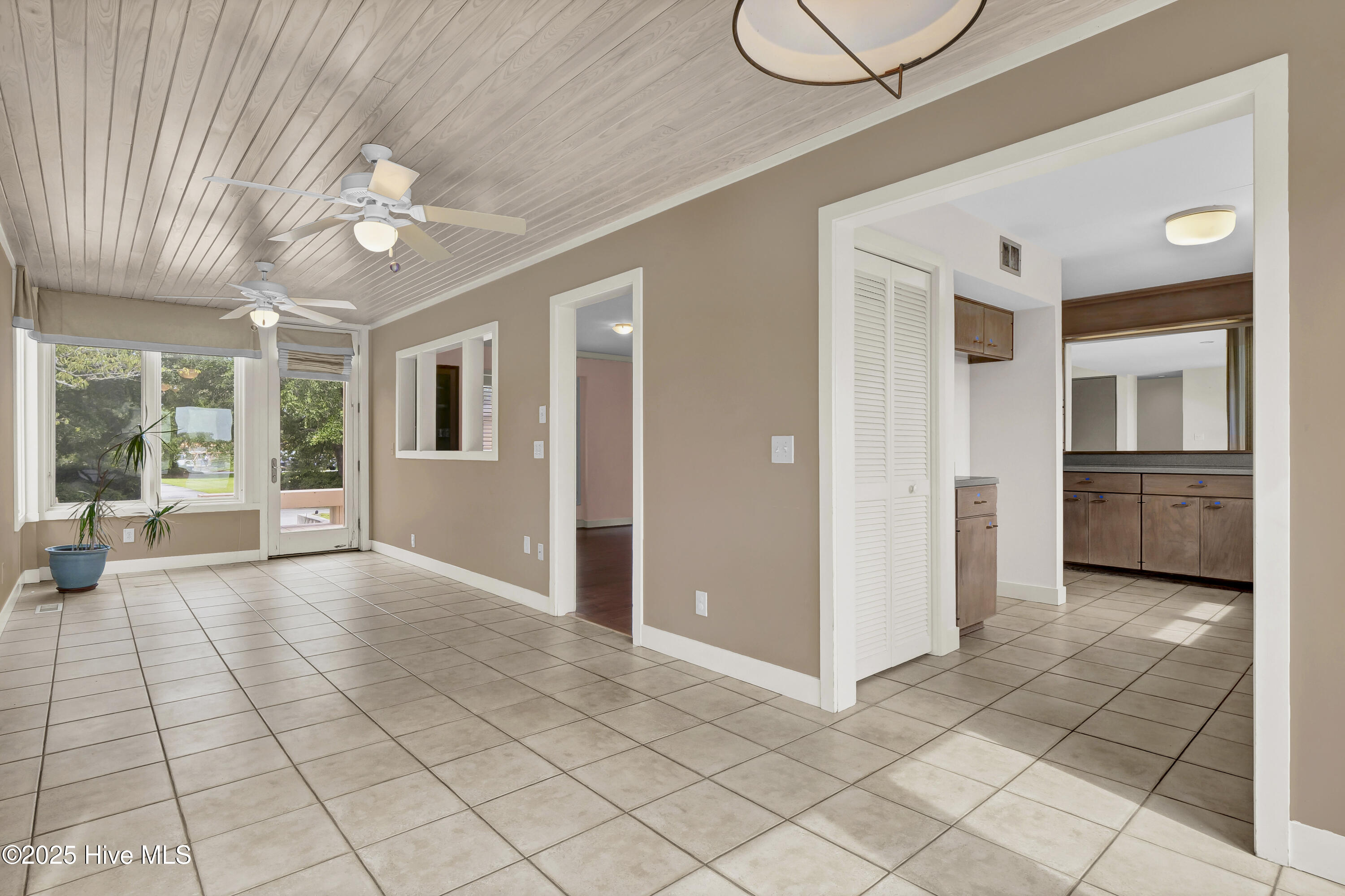 100527389 | Photo 14