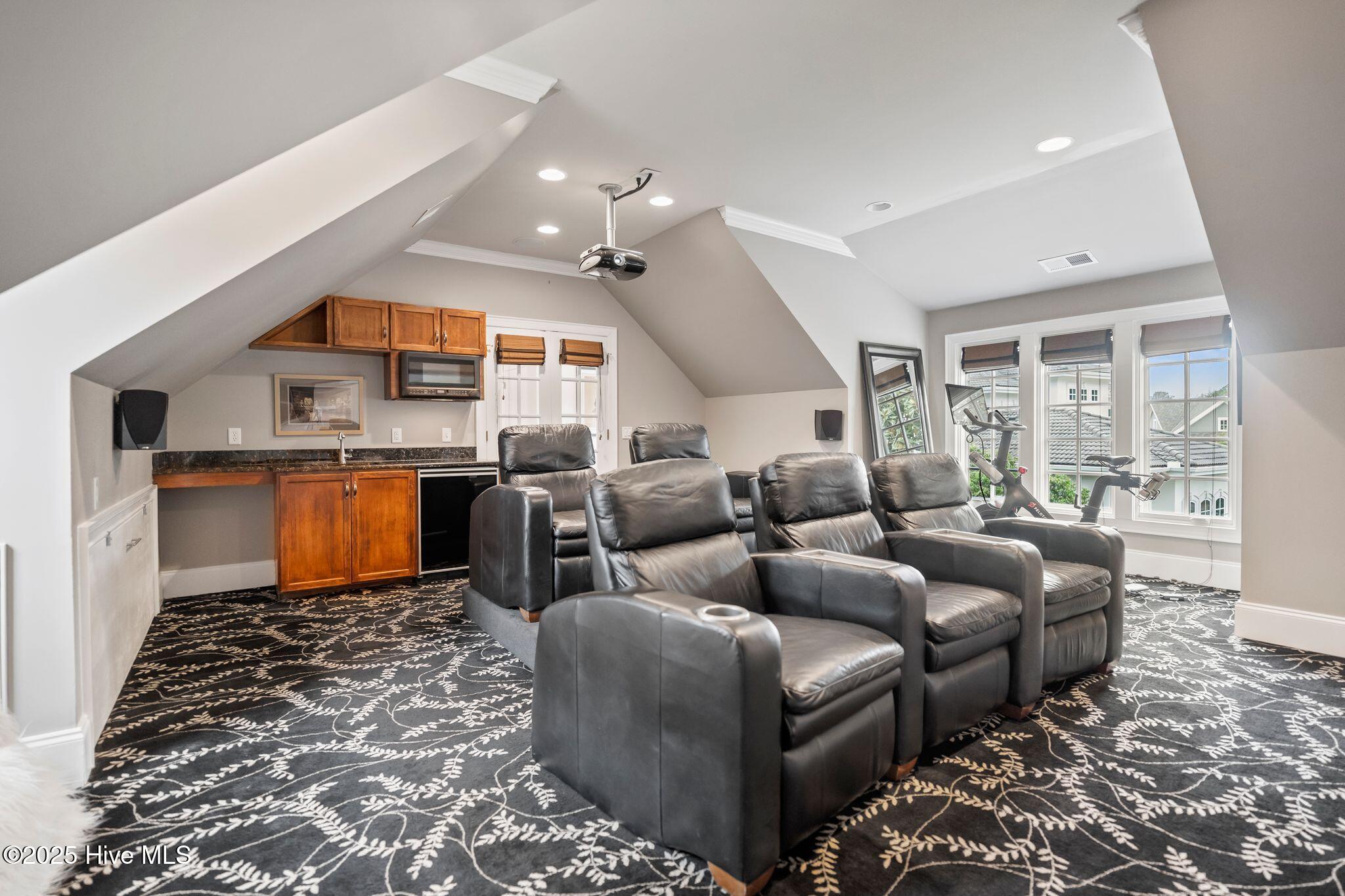 100530857 | Photo 43