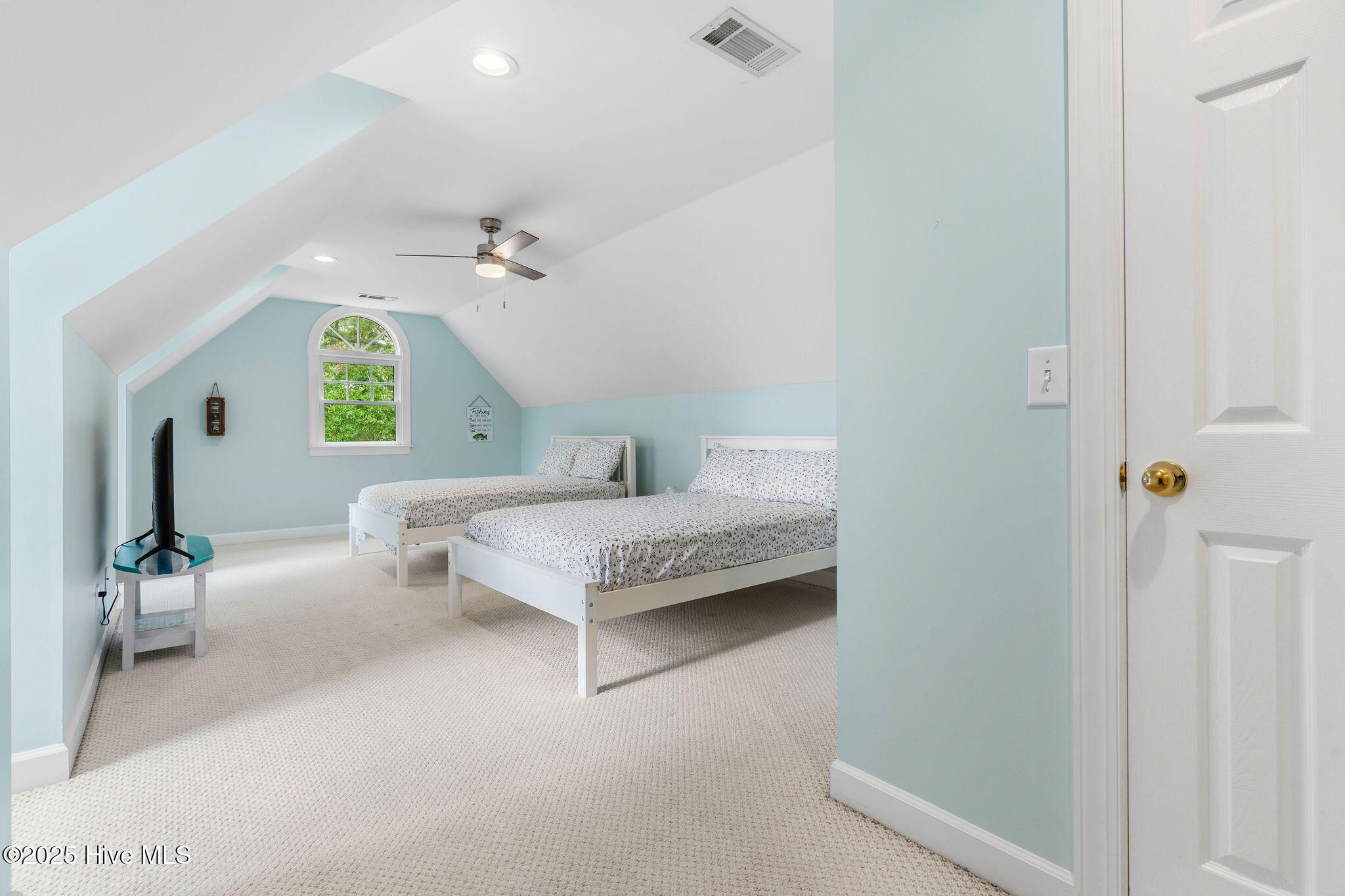 100556700 | Photo 53