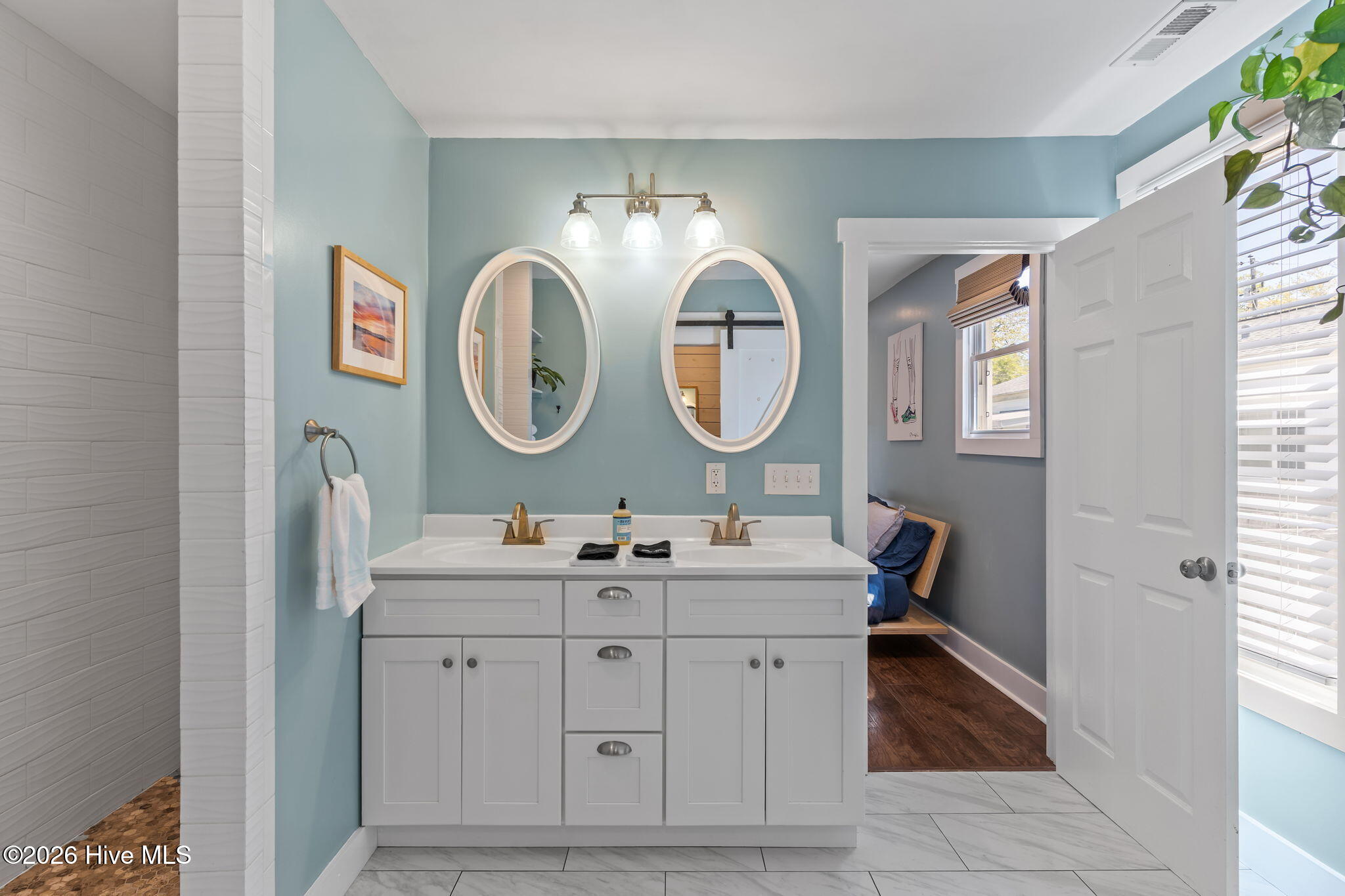 100564930 | Photo 22