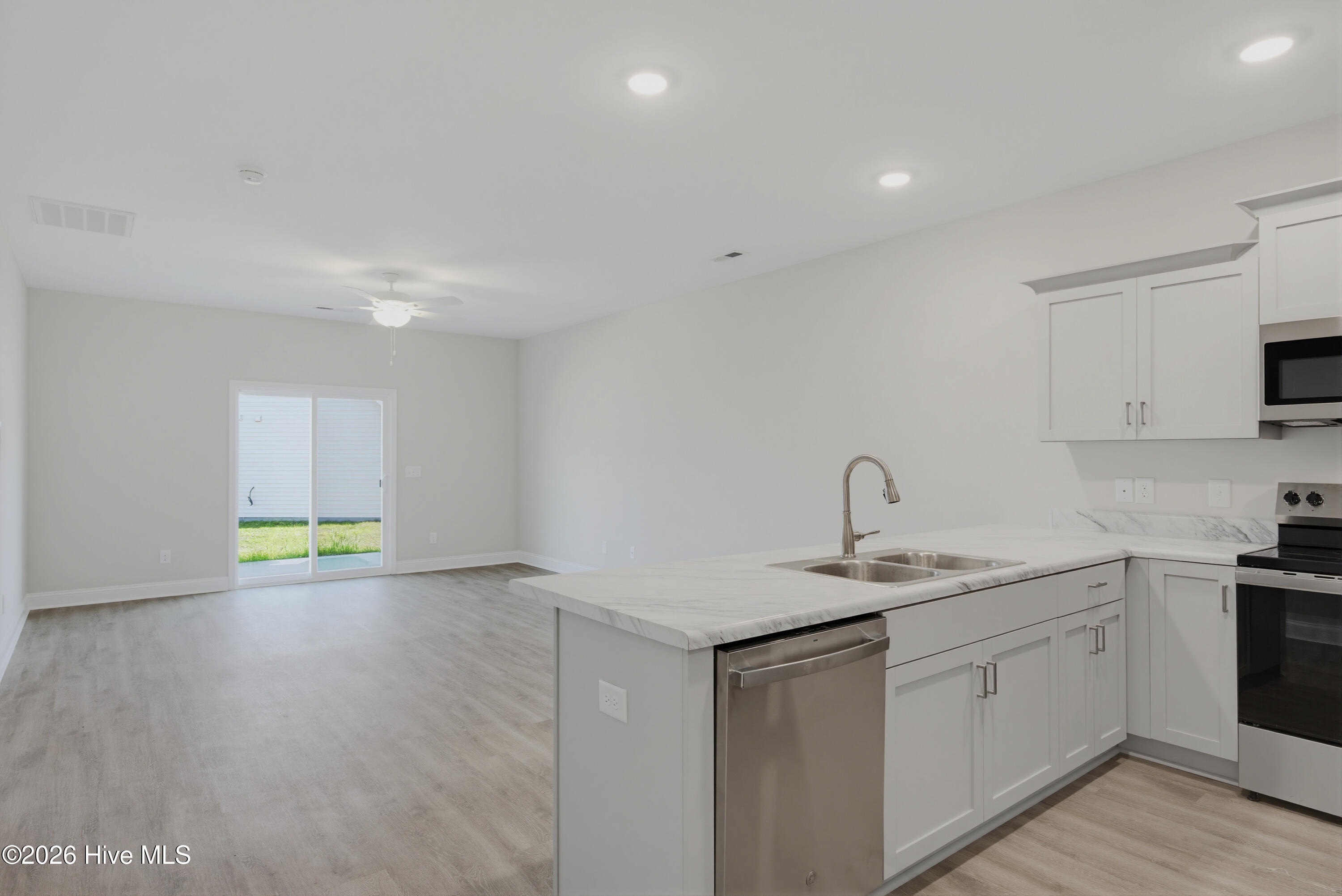 100567260 | Photo 13