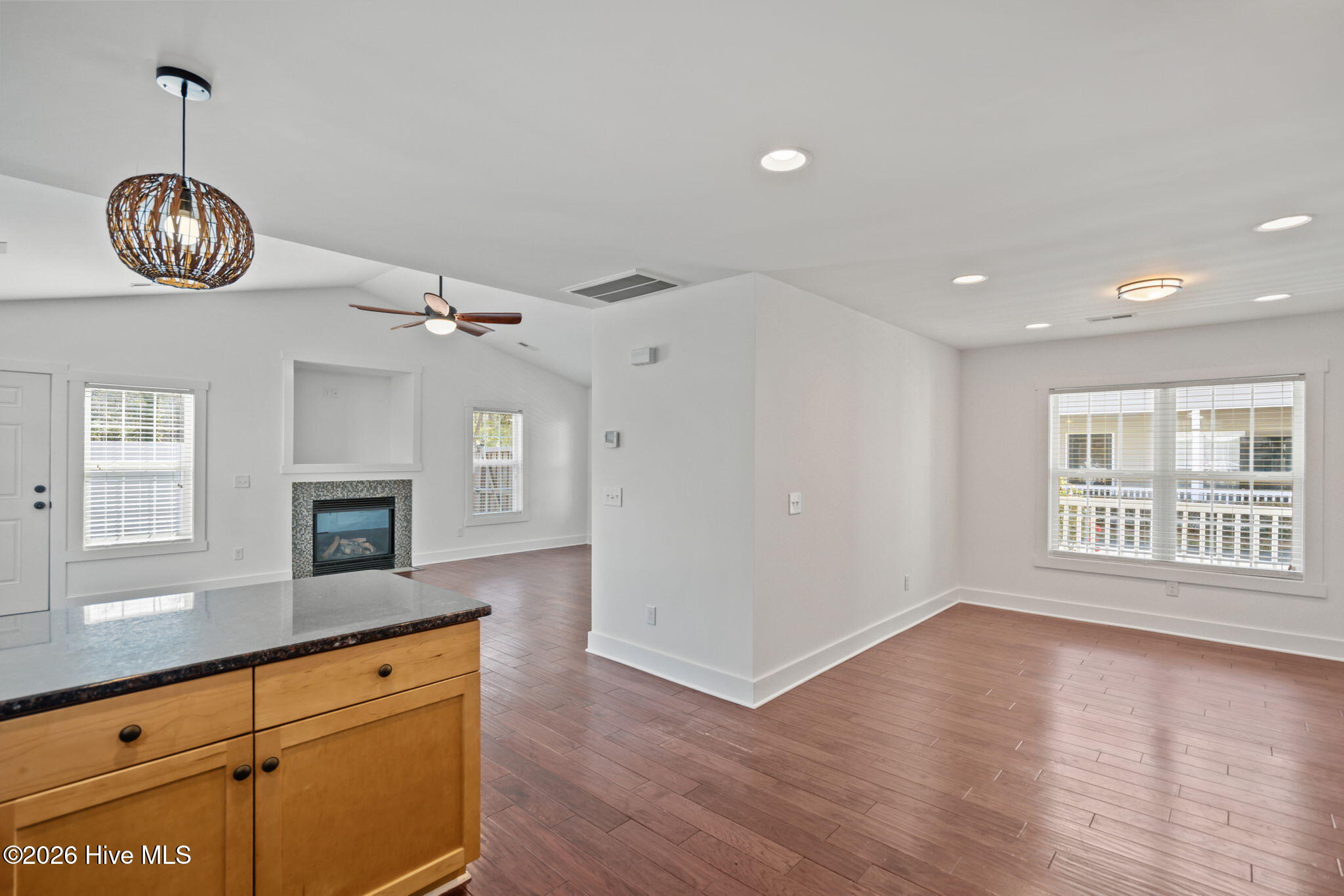 100559197 | Photo 27