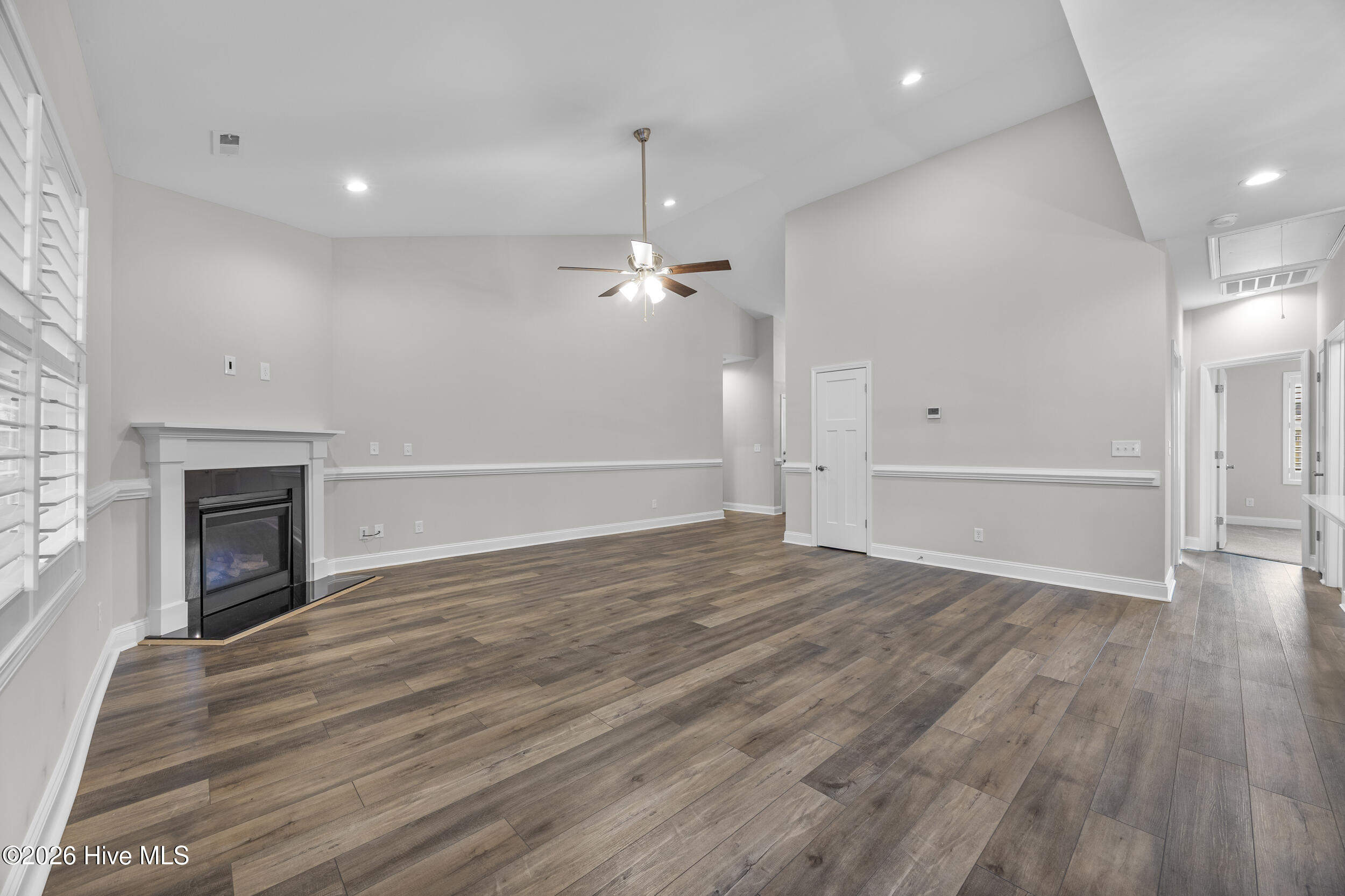 100559295 | Photo 11