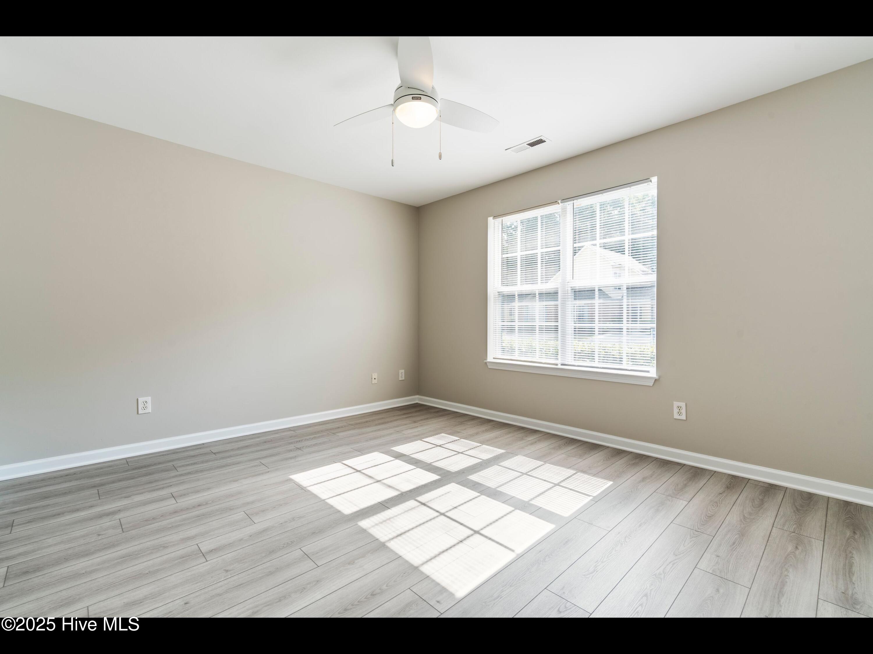 100510875 | Photo 16